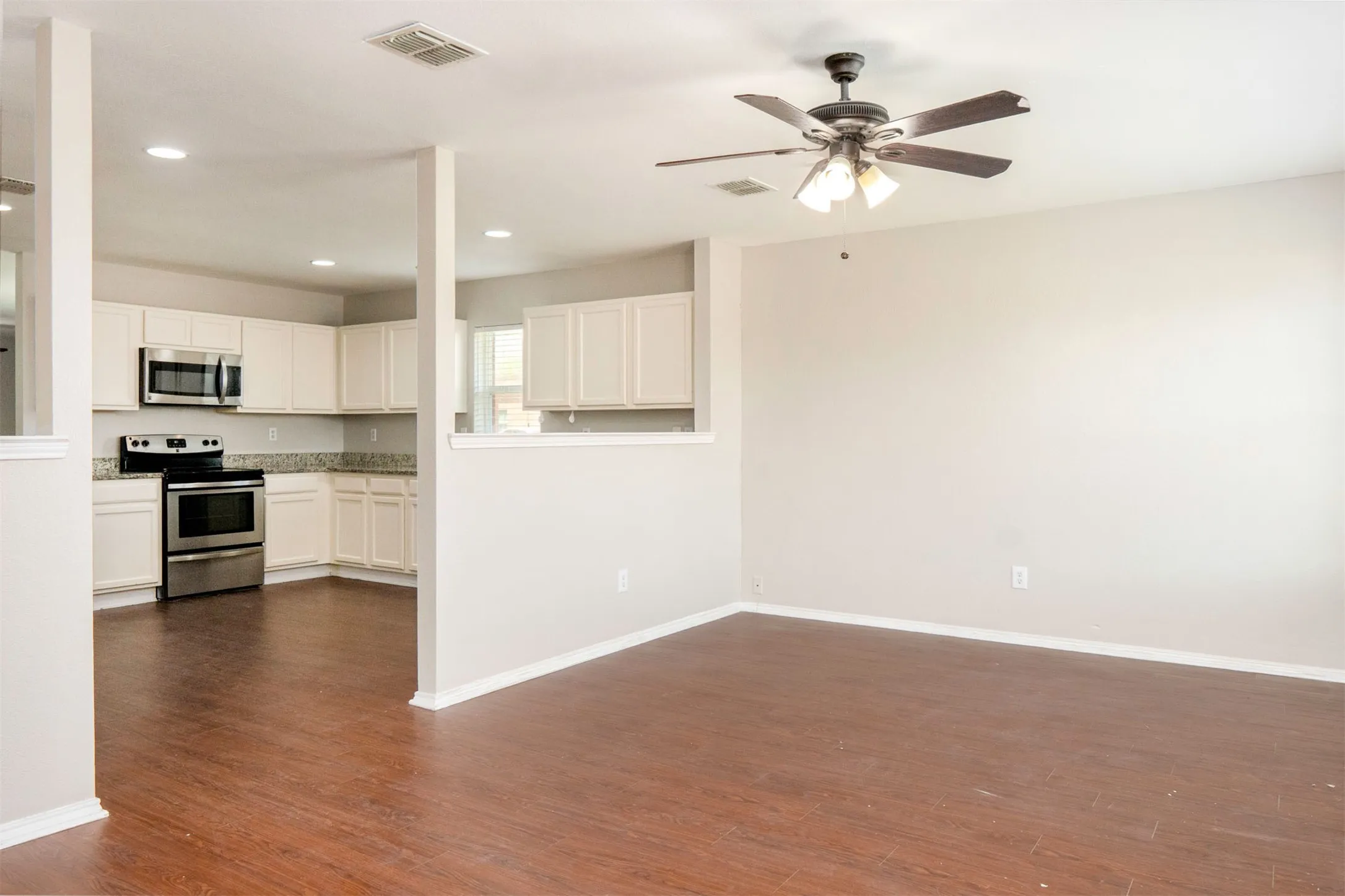 Single Family Residence For Sale in Tarrant County , 806 White Fields Way, Arlington, Texas 76002, 4 Bedroom, 2 Bathroom, 2 Garage spaces, 2,105 Sqft, built in 2007, mls#21319872, Real Estate Agent in Arlington, Homes For Sale in Tarrant county, Homes For Sale in Arlington, Realtor in Arlington Texas, Real Estate Brokerage Independent Realty Texas, Luminita Cordes Realtor