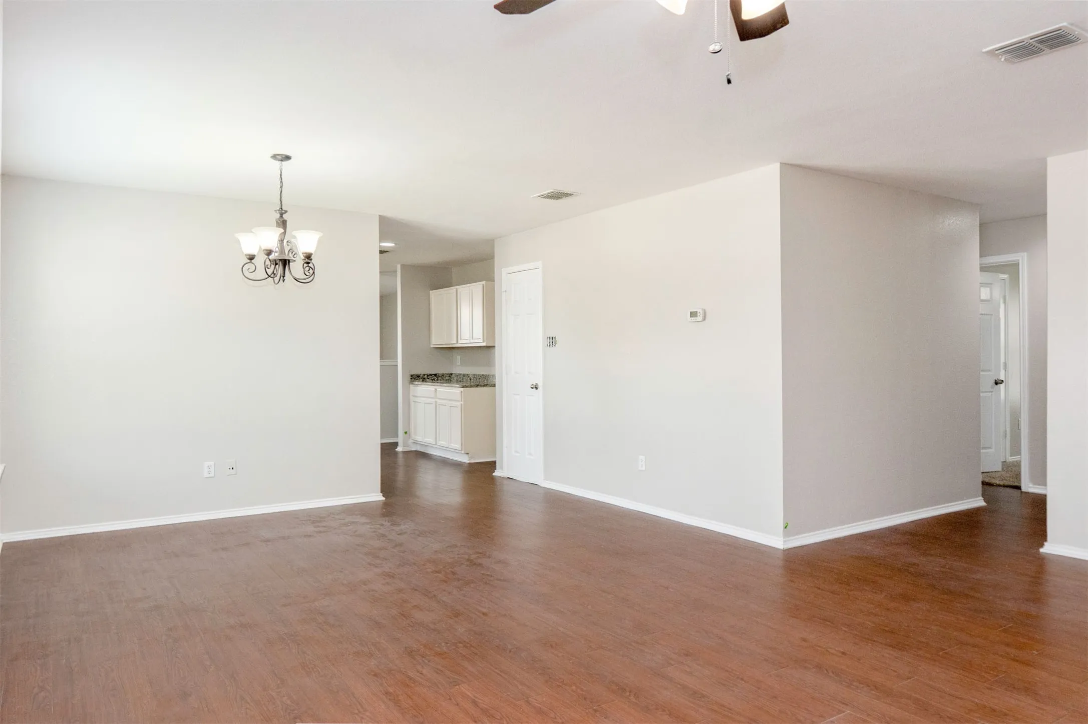 Single Family Residence For Sale in Tarrant County , 806 White Fields Way, Arlington, Texas 76002, 4 Bedroom, 2 Bathroom, 2 Garage spaces, 2,105 Sqft, built in 2007, mls#21319872, Real Estate Agent in Arlington, Homes For Sale in Tarrant county, Homes For Sale in Arlington, Realtor in Arlington Texas, Real Estate Brokerage Independent Realty Texas, Luminita Cordes Realtor
