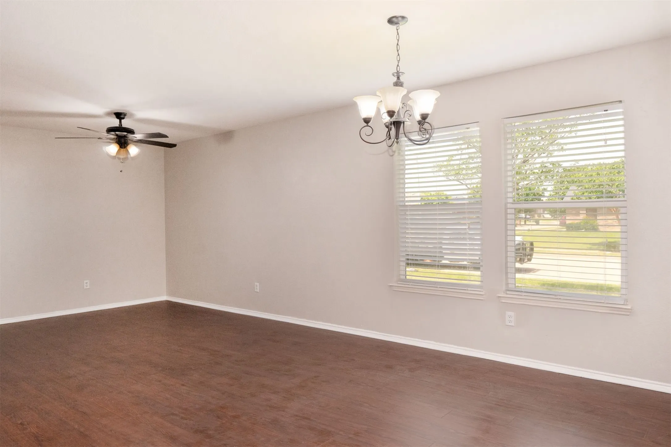 Single Family Residence For Sale in Tarrant County , 806 White Fields Way, Arlington, Texas 76002, 4 Bedroom, 2 Bathroom, 2 Garage spaces, 2,105 Sqft, built in 2007, mls#21319872, Real Estate Agent in Arlington, Homes For Sale in Tarrant county, Homes For Sale in Arlington, Realtor in Arlington Texas, Real Estate Brokerage Independent Realty Texas, Luminita Cordes Realtor