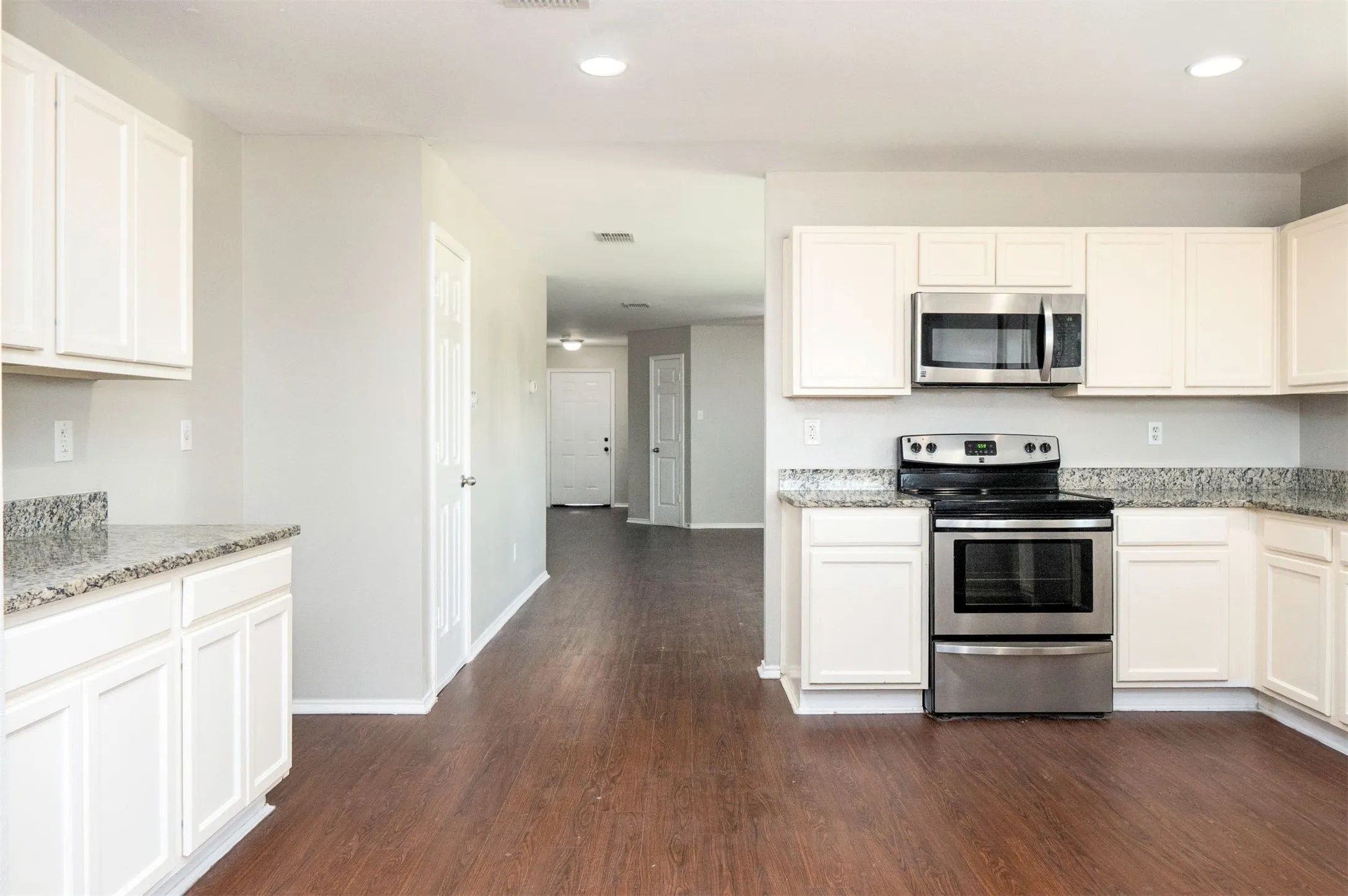 Single Family Residence For Sale in Tarrant County , 806 White Fields Way, Arlington, Texas 76002, 4 Bedroom, 2 Bathroom, 2 Garage spaces, 2,105 Sqft, built in 2007, mls#21319872, Real Estate Agent in Arlington, Homes For Sale in Tarrant county, Homes For Sale in Arlington, Realtor in Arlington Texas, Real Estate Brokerage Independent Realty Texas, Luminita Cordes Realtor