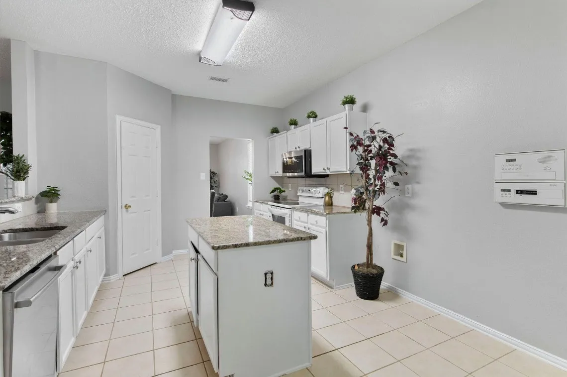 Single Family Residence For Sale in Dallas County , 3348 Autumn View Drive, Grand Prairie, Texas 75050, 5 Bedroom, 4 Bathroom, Garage spaces, 2,847 Sqft, built in 2003, mls#21320804, Real Estate Agent in Grand Prairie, Homes For Sale in Dallas county, Homes For Sale in Grand Prairie, Realtor in Grand Prairie Texas, Real Estate Brokerage Independent Realty Texas, Luminita Cordes Realtor