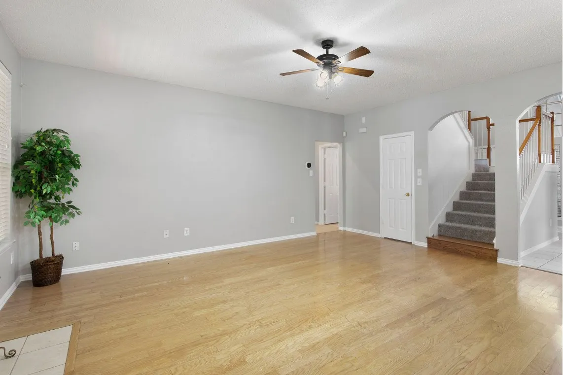 Single Family Residence For Sale in Dallas County , 3348 Autumn View Drive, Grand Prairie, Texas 75050, 5 Bedroom, 4 Bathroom, Garage spaces, 2,847 Sqft, built in 2003, mls#21320804, Real Estate Agent in Grand Prairie, Homes For Sale in Dallas county, Homes For Sale in Grand Prairie, Realtor in Grand Prairie Texas, Real Estate Brokerage Independent Realty Texas, Luminita Cordes Realtor