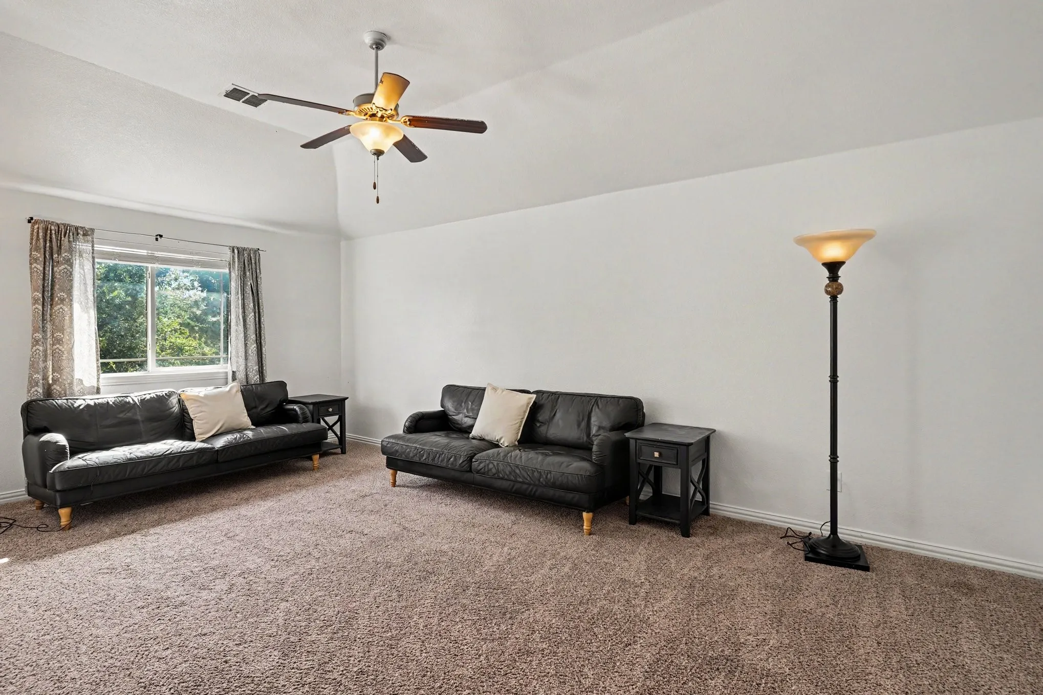 Single Family Residence For Sale in Tarrant County , 919 Keel Line Court, Crowley, Texas 76036, 4 Bedroom, 4 Bathroom, 2 Garage spaces, 2,530 Sqft, built in 2012, mls#21320912, Real Estate Agent in Crowley, Homes For Sale in Tarrant county, Homes For Sale in Crowley, Realtor in Crowley Texas, Real Estate Brokerage Independent Realty Texas, Luminita Cordes Realtor