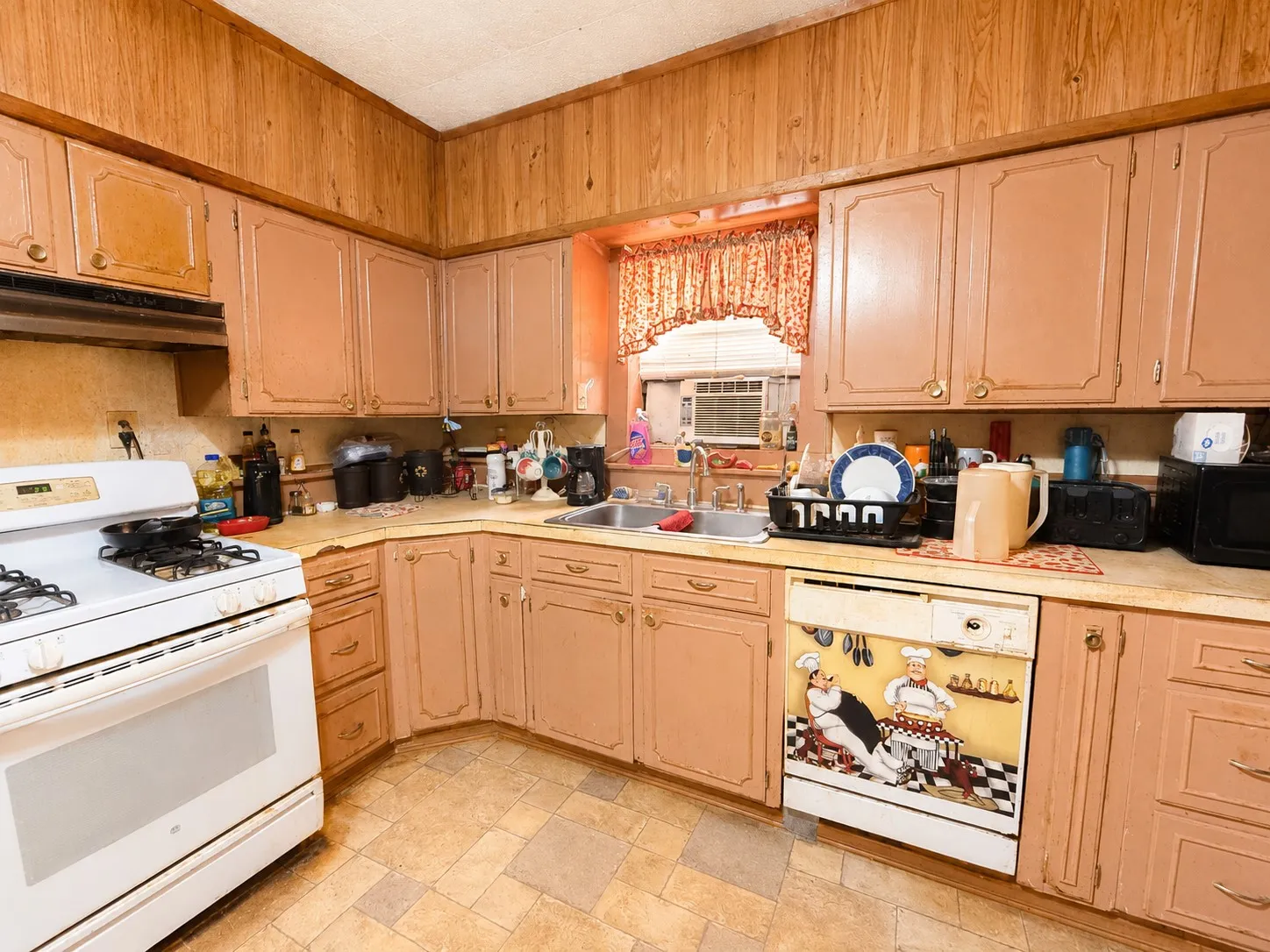 Single Family Residence For Sale in Navarro County , 601 SW 2nd Street, Kerens, Texas 75144, 2 Bedroom, 1 Bathroom, Garage spaces, 1,208 Sqft, built in 1910, mls#21320925, Real Estate Agent in Kerens, Homes For Sale in Navarro county, Homes For Sale in Kerens, Realtor in Kerens Texas, Real Estate Brokerage Independent Realty Texas, Luminita Cordes Realtor