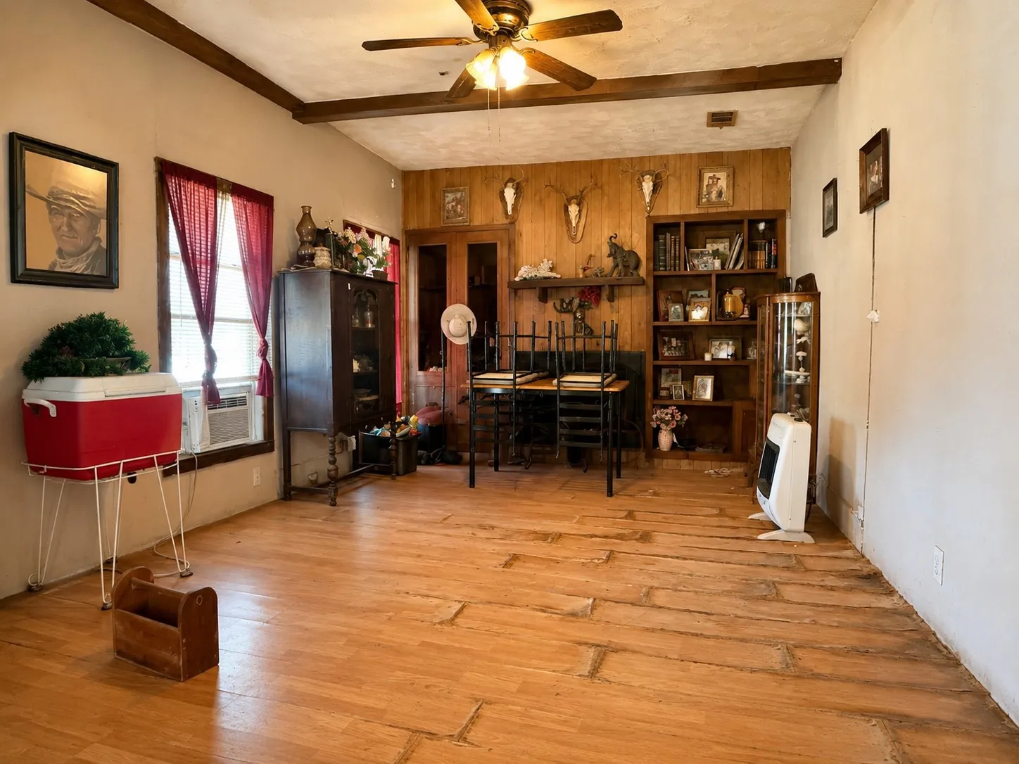 Single Family Residence For Sale in Navarro County , 601 SW 2nd Street, Kerens, Texas 75144, 2 Bedroom, 1 Bathroom, Garage spaces, 1,208 Sqft, built in 1910, mls#21320925, Real Estate Agent in Kerens, Homes For Sale in Navarro county, Homes For Sale in Kerens, Realtor in Kerens Texas, Real Estate Brokerage Independent Realty Texas, Luminita Cordes Realtor