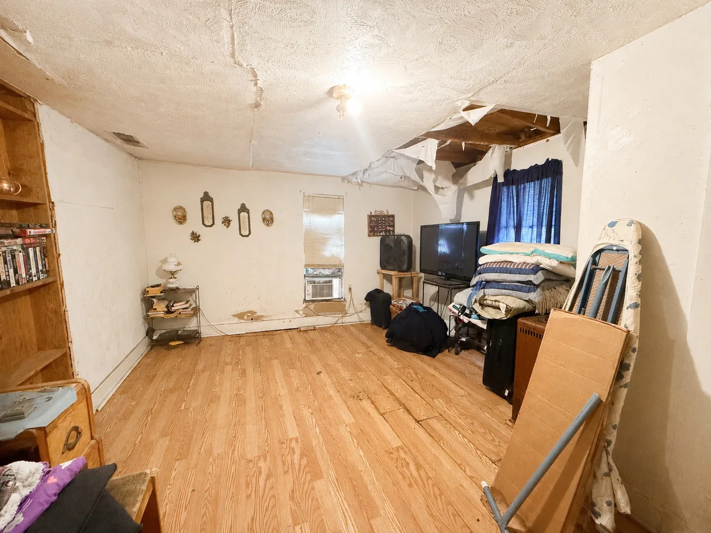 Single Family Residence For Sale in Navarro County , 601 SW 2nd Street, Kerens, Texas 75144, 2 Bedroom, 1 Bathroom, Garage spaces, 1,208 Sqft, built in 1910, mls#21320925, Real Estate Agent in Kerens, Homes For Sale in Navarro county, Homes For Sale in Kerens, Realtor in Kerens Texas, Real Estate Brokerage Independent Realty Texas, Luminita Cordes Realtor