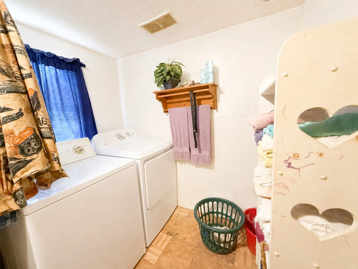 Single Family Residence For Sale in Navarro County , 601 SW 2nd Street, Kerens, Texas 75144, 2 Bedroom, 1 Bathroom, Garage spaces, 1,208 Sqft, built in 1910, mls#21320925, Real Estate Agent in Kerens, Homes For Sale in Navarro county, Homes For Sale in Kerens, Realtor in Kerens Texas, Real Estate Brokerage Independent Realty Texas, Luminita Cordes Realtor