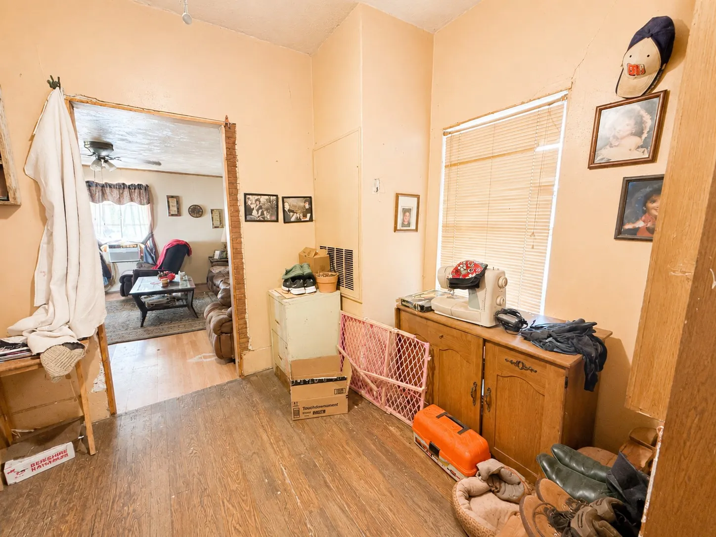 Single Family Residence For Sale in Navarro County , 601 SW 2nd Street, Kerens, Texas 75144, 2 Bedroom, 1 Bathroom, Garage spaces, 1,208 Sqft, built in 1910, mls#21320925, Real Estate Agent in Kerens, Homes For Sale in Navarro county, Homes For Sale in Kerens, Realtor in Kerens Texas, Real Estate Brokerage Independent Realty Texas, Luminita Cordes Realtor
