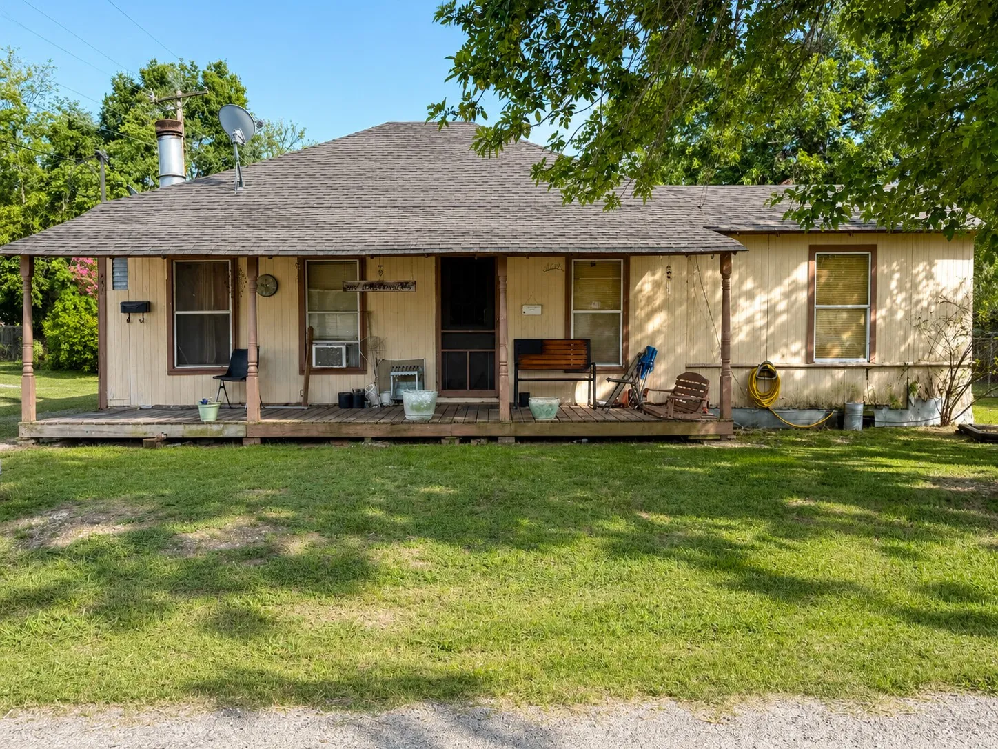 Single Family Residence For Sale in Navarro County , 601 SW 2nd Street, Kerens, Texas 75144, 2 Bedroom, 1 Bathroom, Garage spaces, 1,208 Sqft, built in 1910, mls#21320925, Real Estate Agent in Kerens, Homes For Sale in Navarro county, Homes For Sale in Kerens, Realtor in Kerens Texas, Real Estate Brokerage Independent Realty Texas, Luminita Cordes Realtor
