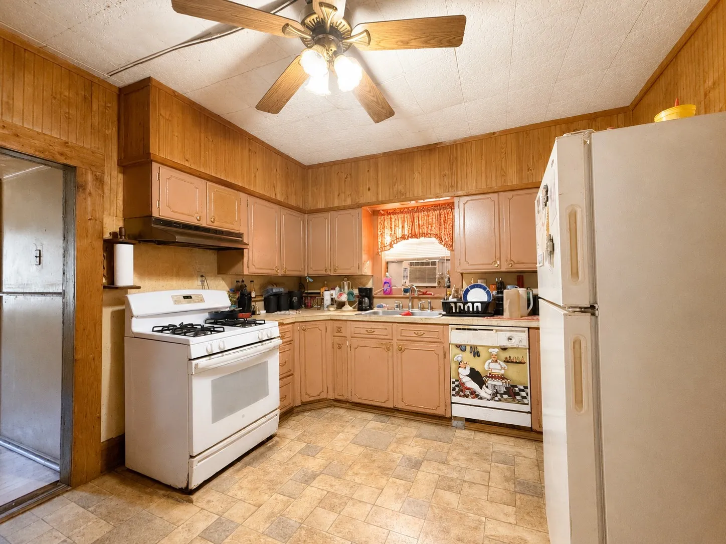 Single Family Residence For Sale in Navarro County , 601 SW 2nd Street, Kerens, Texas 75144, 2 Bedroom, 1 Bathroom, Garage spaces, 1,208 Sqft, built in 1910, mls#21320925, Real Estate Agent in Kerens, Homes For Sale in Navarro county, Homes For Sale in Kerens, Realtor in Kerens Texas, Real Estate Brokerage Independent Realty Texas, Luminita Cordes Realtor