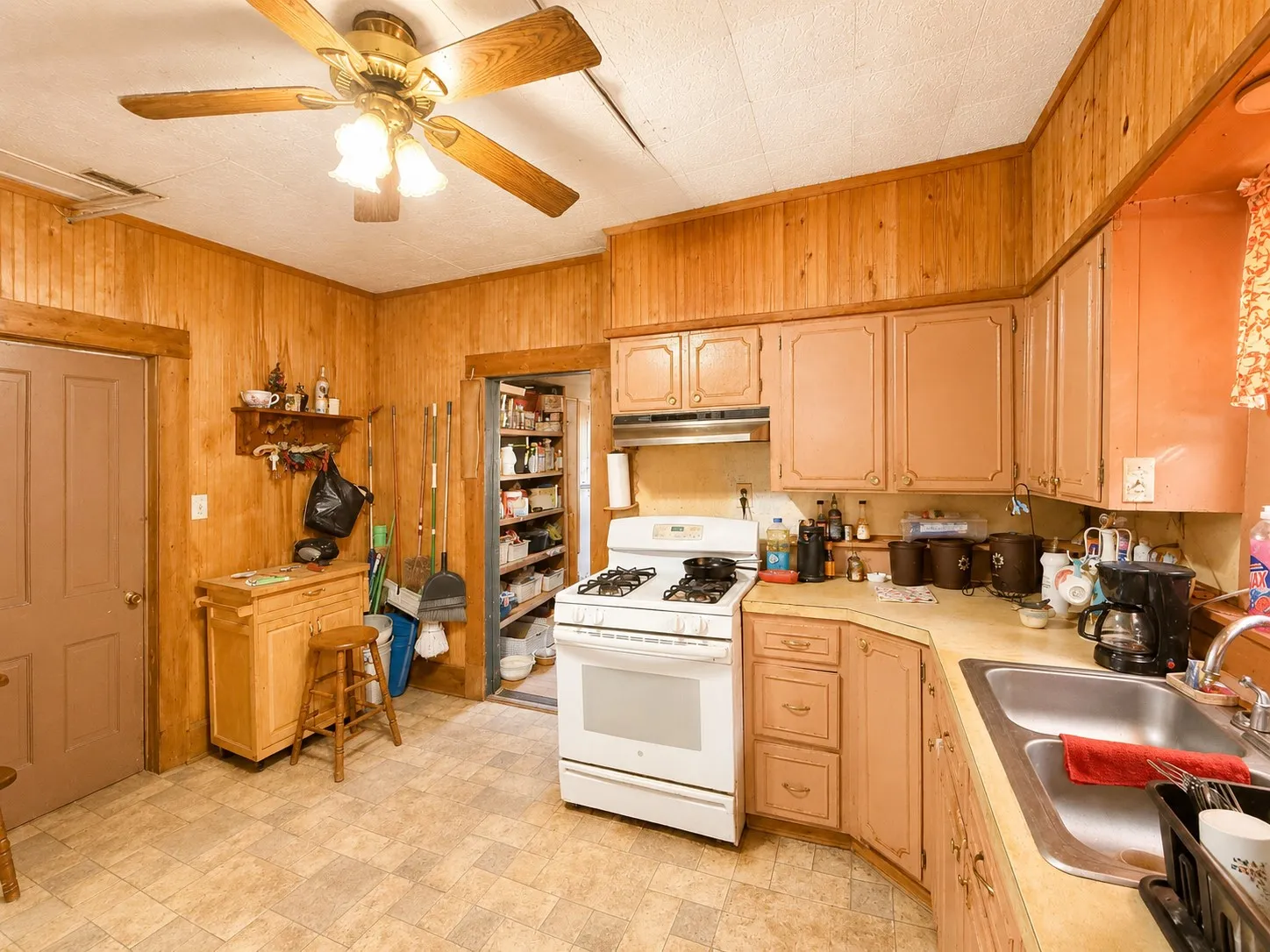 Single Family Residence For Sale in Navarro County , 601 SW 2nd Street, Kerens, Texas 75144, 2 Bedroom, 1 Bathroom, Garage spaces, 1,208 Sqft, built in 1910, mls#21320925, Real Estate Agent in Kerens, Homes For Sale in Navarro county, Homes For Sale in Kerens, Realtor in Kerens Texas, Real Estate Brokerage Independent Realty Texas, Luminita Cordes Realtor