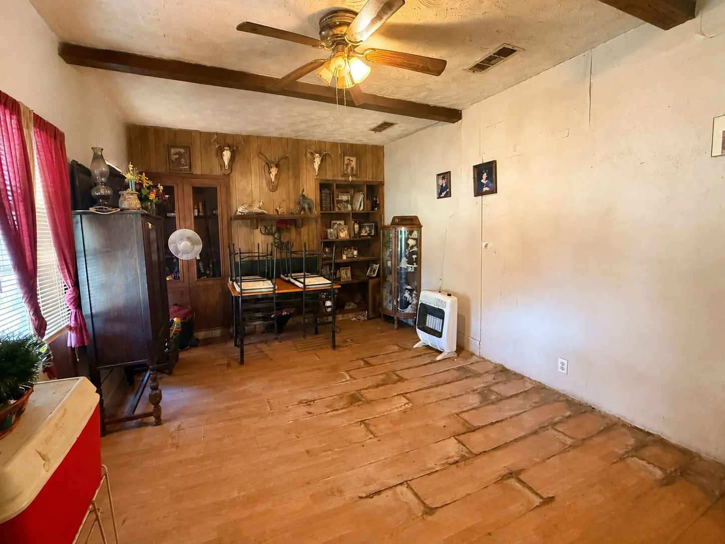 Single Family Residence For Sale in Navarro County , 601 SW 2nd Street, Kerens, Texas 75144, 2 Bedroom, 1 Bathroom, Garage spaces, 1,208 Sqft, built in 1910, mls#21320925, Real Estate Agent in Kerens, Homes For Sale in Navarro county, Homes For Sale in Kerens, Realtor in Kerens Texas, Real Estate Brokerage Independent Realty Texas, Luminita Cordes Realtor