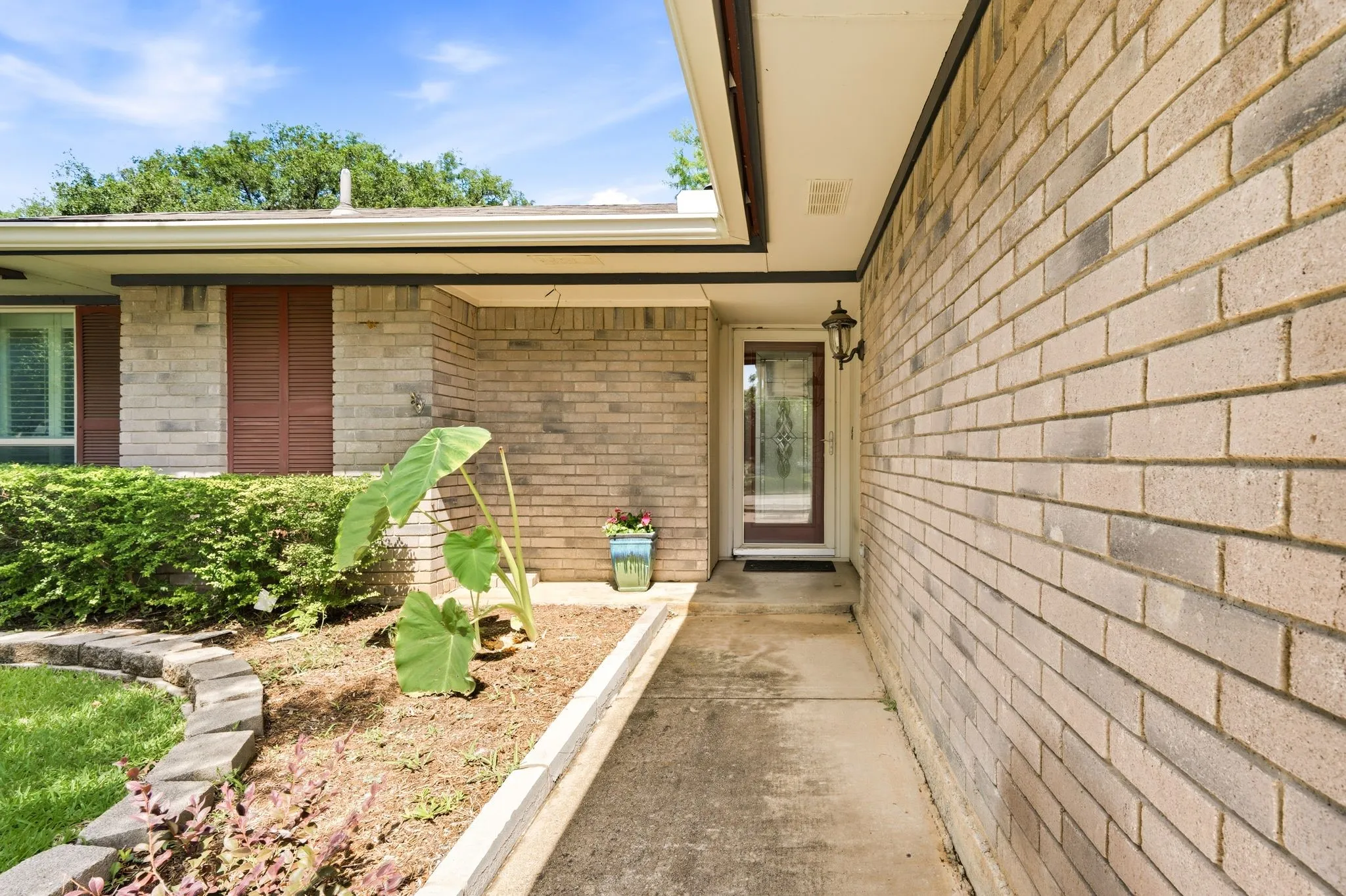Single Family Residence For Sale in Tarrant County , 2507 Poppy Lane, Euless, Texas 76039, 3 Bedroom, 2 Bathroom, 2 Garage spaces, 1,154 Sqft, built in 1984, mls#21319382, Real Estate Agent in Euless, Homes For Sale in Tarrant county, Homes For Sale in Euless, Realtor in Euless Texas, Real Estate Brokerage Independent Realty Texas, Luminita Cordes Realtor