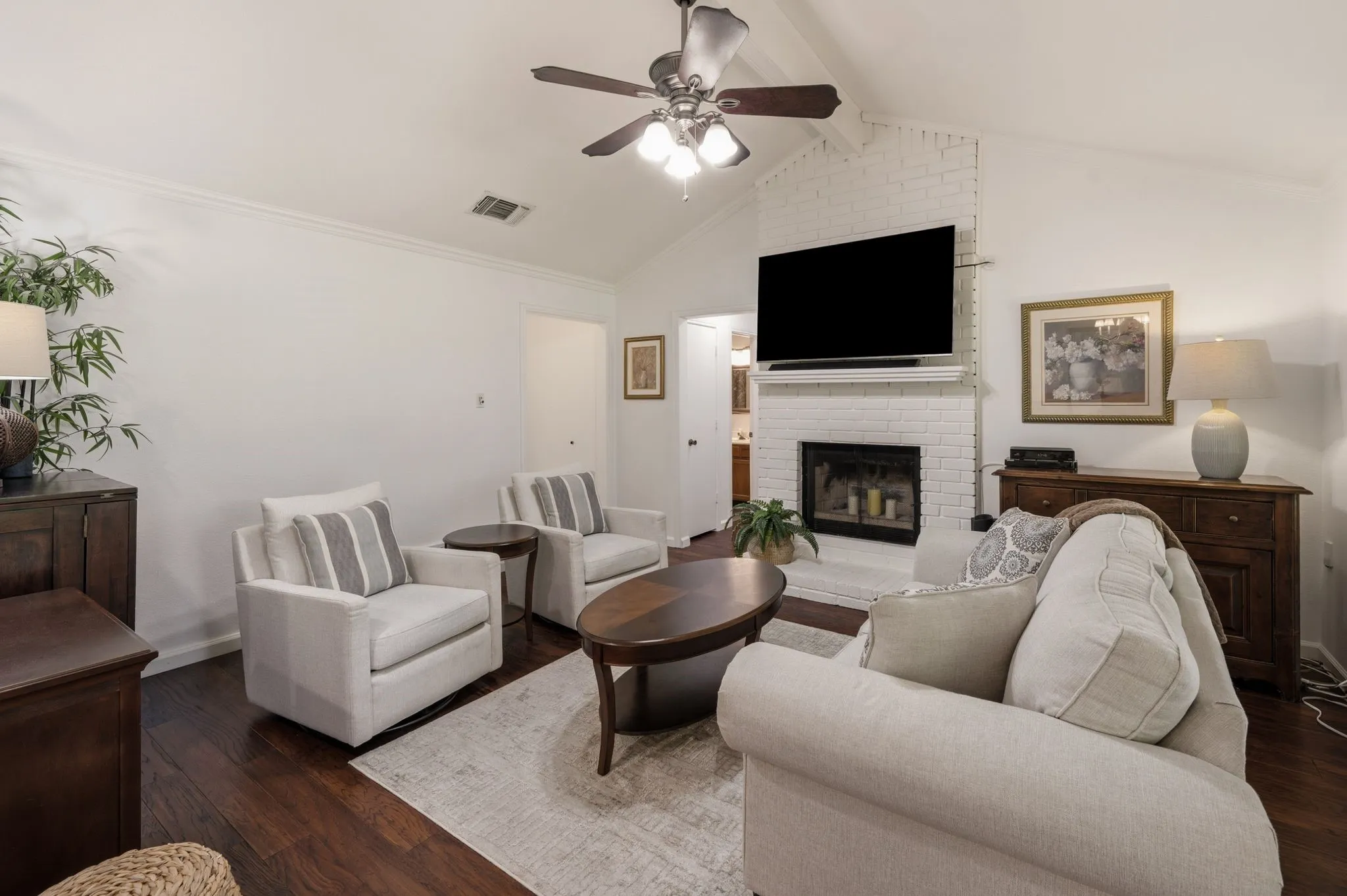 Single Family Residence For Sale in Tarrant County , 2507 Poppy Lane, Euless, Texas 76039, 3 Bedroom, 2 Bathroom, 2 Garage spaces, 1,154 Sqft, built in 1984, mls#21319382, Real Estate Agent in Euless, Homes For Sale in Tarrant county, Homes For Sale in Euless, Realtor in Euless Texas, Real Estate Brokerage Independent Realty Texas, Luminita Cordes Realtor
