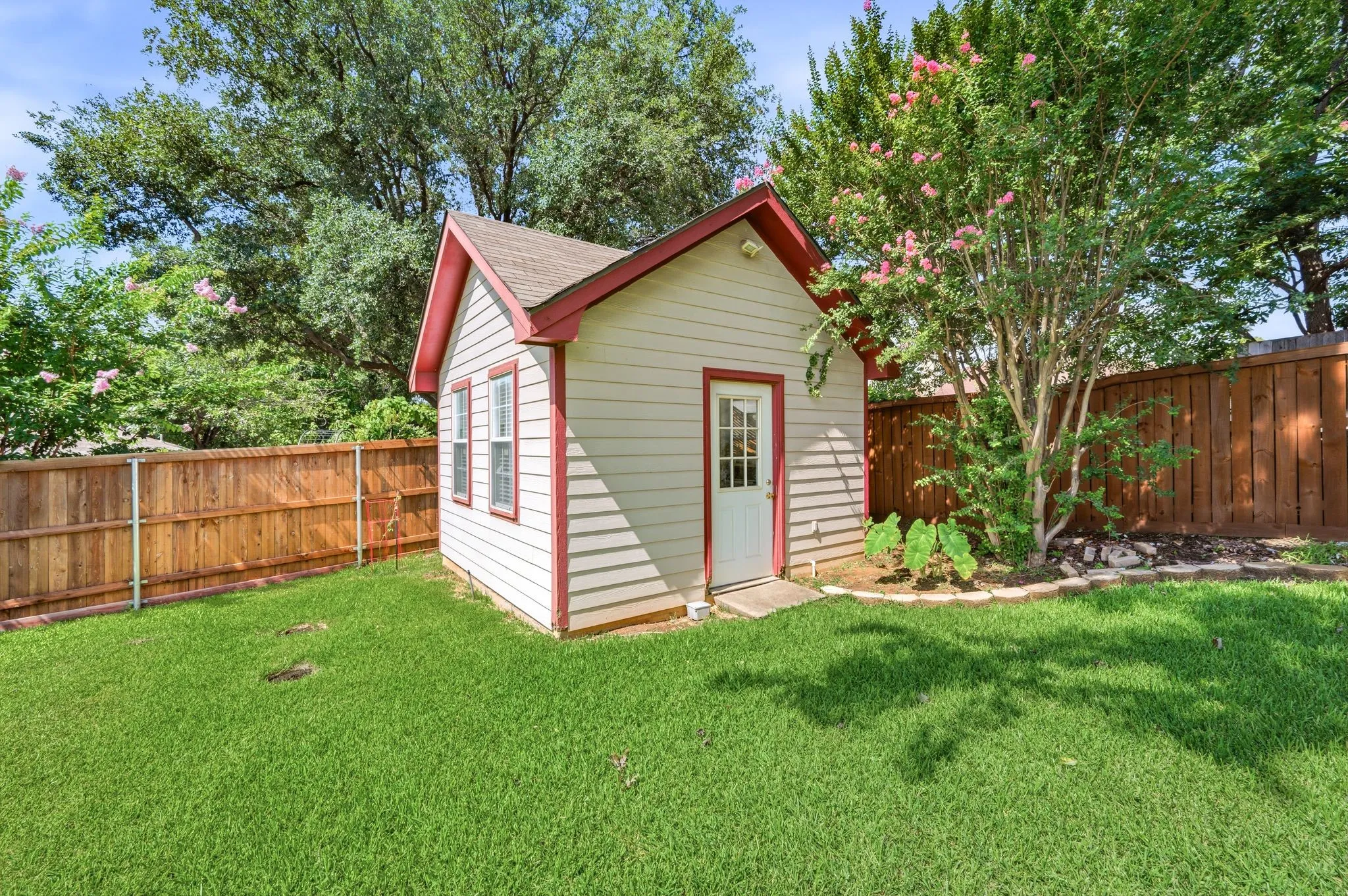 Single Family Residence For Sale in Tarrant County , 2507 Poppy Lane, Euless, Texas 76039, 3 Bedroom, 2 Bathroom, 2 Garage spaces, 1,154 Sqft, built in 1984, mls#21319382, Real Estate Agent in Euless, Homes For Sale in Tarrant county, Homes For Sale in Euless, Realtor in Euless Texas, Real Estate Brokerage Independent Realty Texas, Luminita Cordes Realtor