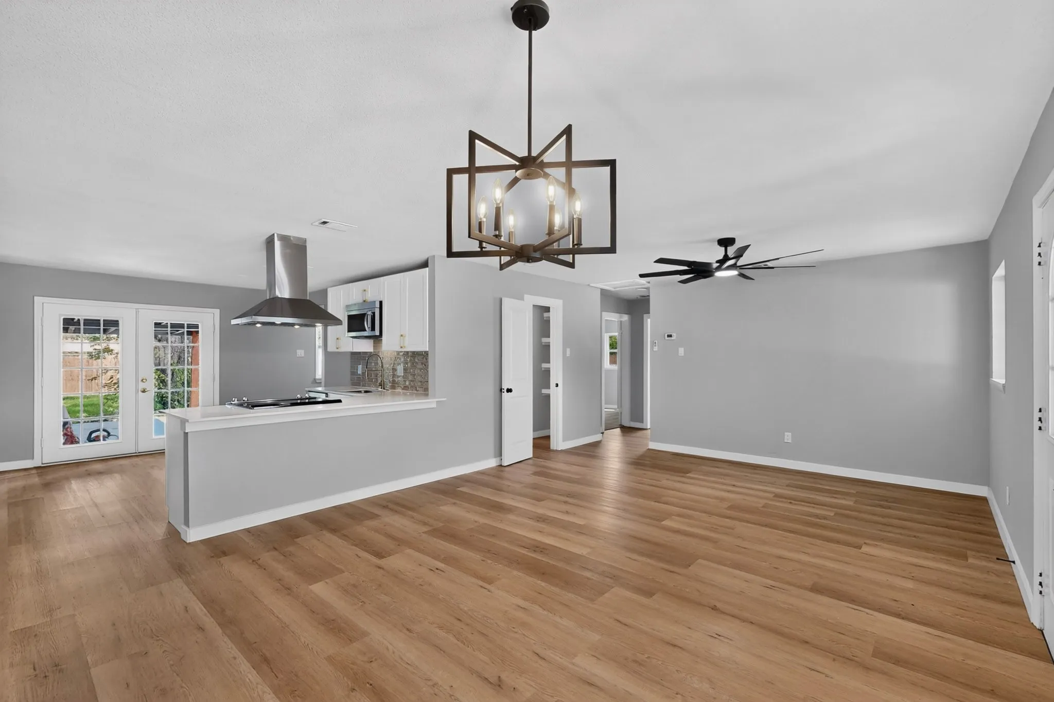Single Family Residence For Sale in Dallas County , 1125 Woodcrest Drive, Garland, Texas 75040, 3 Bedroom, 2 Bathroom, Garage spaces, 1,340 Sqft, built in 1962, mls#21320958, Real Estate Agent in Garland, Homes For Sale in Dallas county, Homes For Sale in Garland, Realtor in Garland Texas, Real Estate Brokerage Independent Realty Texas, Luminita Cordes Realtor