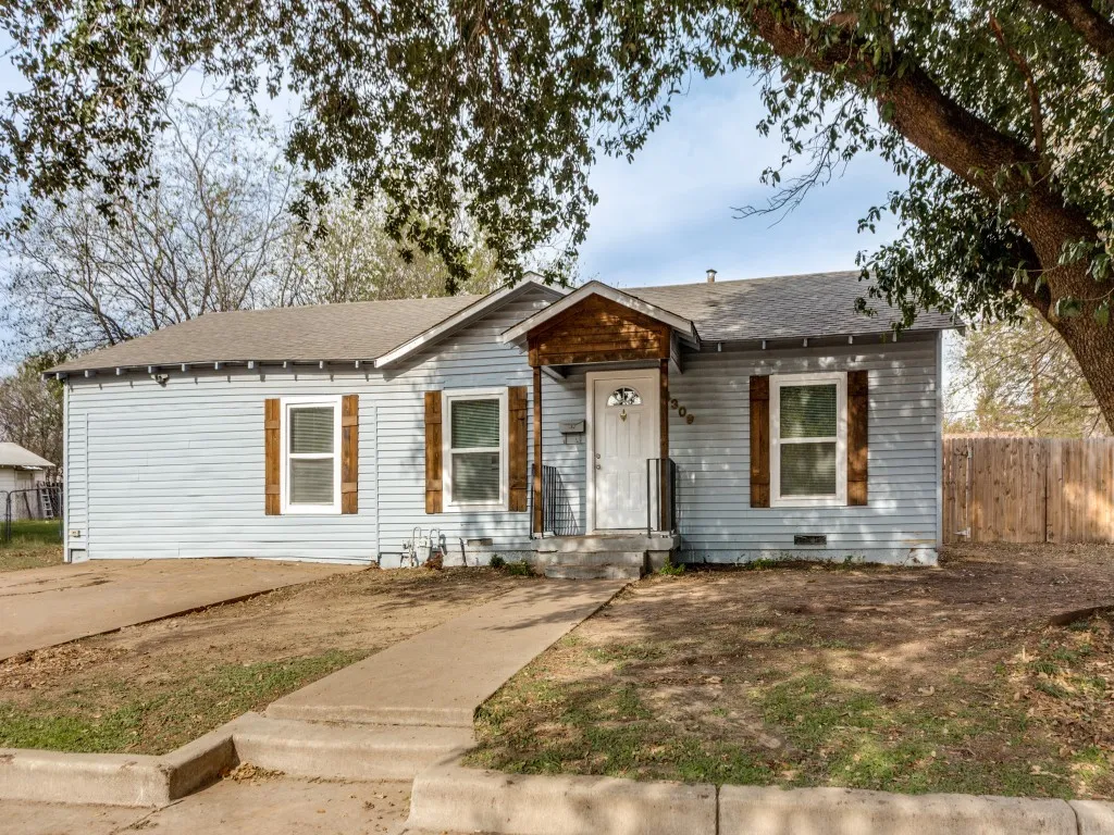 Single Family Residence For Sale in Tarrant County , 4309 Patricia Street, Haltom City, Texas 76117, 4 Bedroom, 2 Bathroom, Garage spaces, 1,280 Sqft, built in 1952, mls#21319986, Real Estate Agent in Haltom City, Homes For Sale in Tarrant county, Homes For Sale in Haltom City, Realtor in Haltom City Texas, Real Estate Brokerage Independent Realty Texas, Luminita Cordes Realtor