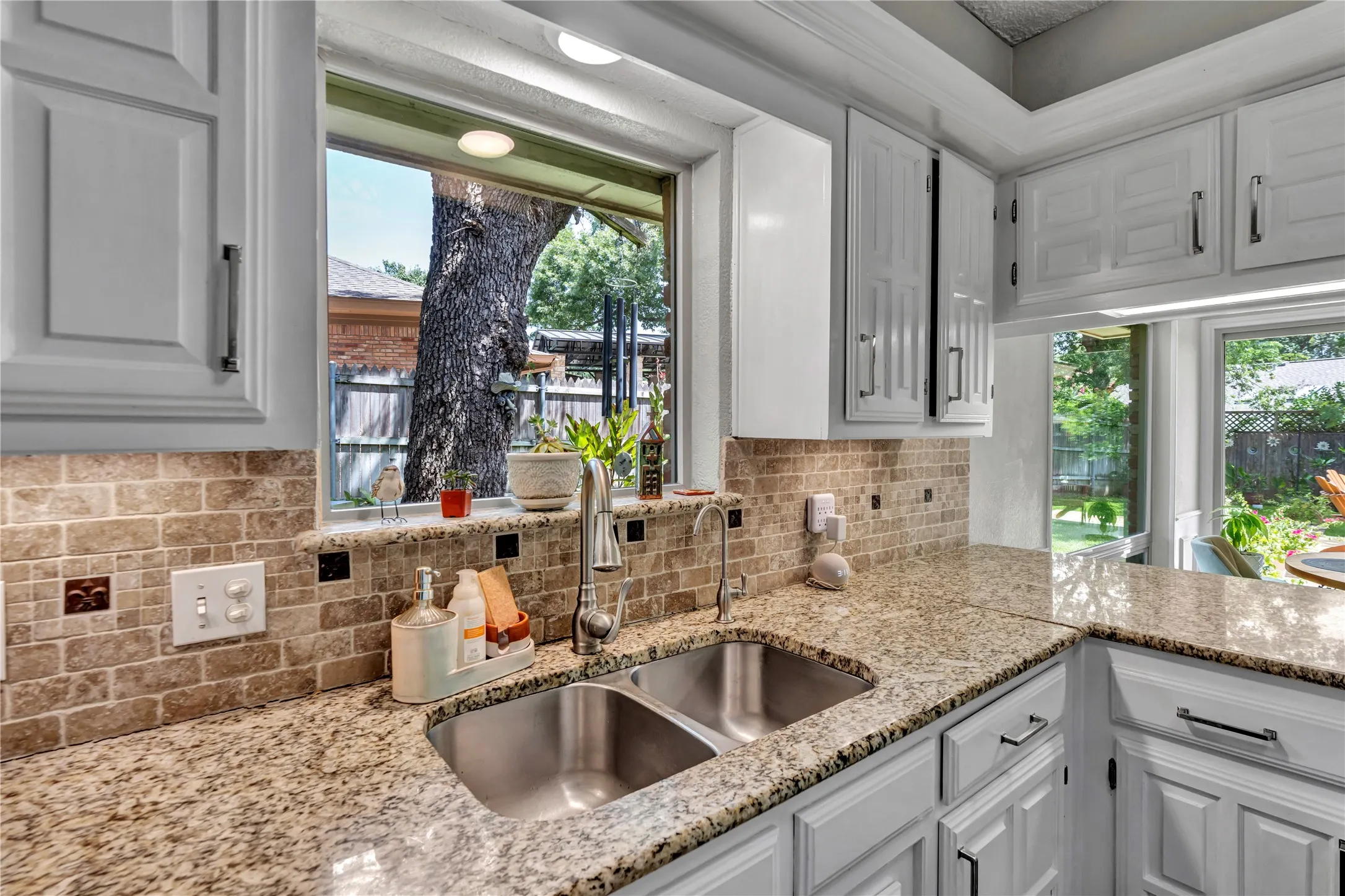 Single Family Residence For Sale in Tarrant County , 1830 Rhinevalley Drive, Arlington, Texas 76012, 3 Bedroom, 3 Bathroom, 2 Garage spaces, 2,482 Sqft, built in 1978, mls#21319167, Real Estate Agent in Arlington, Homes For Sale in Tarrant county, Homes For Sale in Arlington, Realtor in Arlington Texas, Real Estate Brokerage Independent Realty Texas, Luminita Cordes Realtor