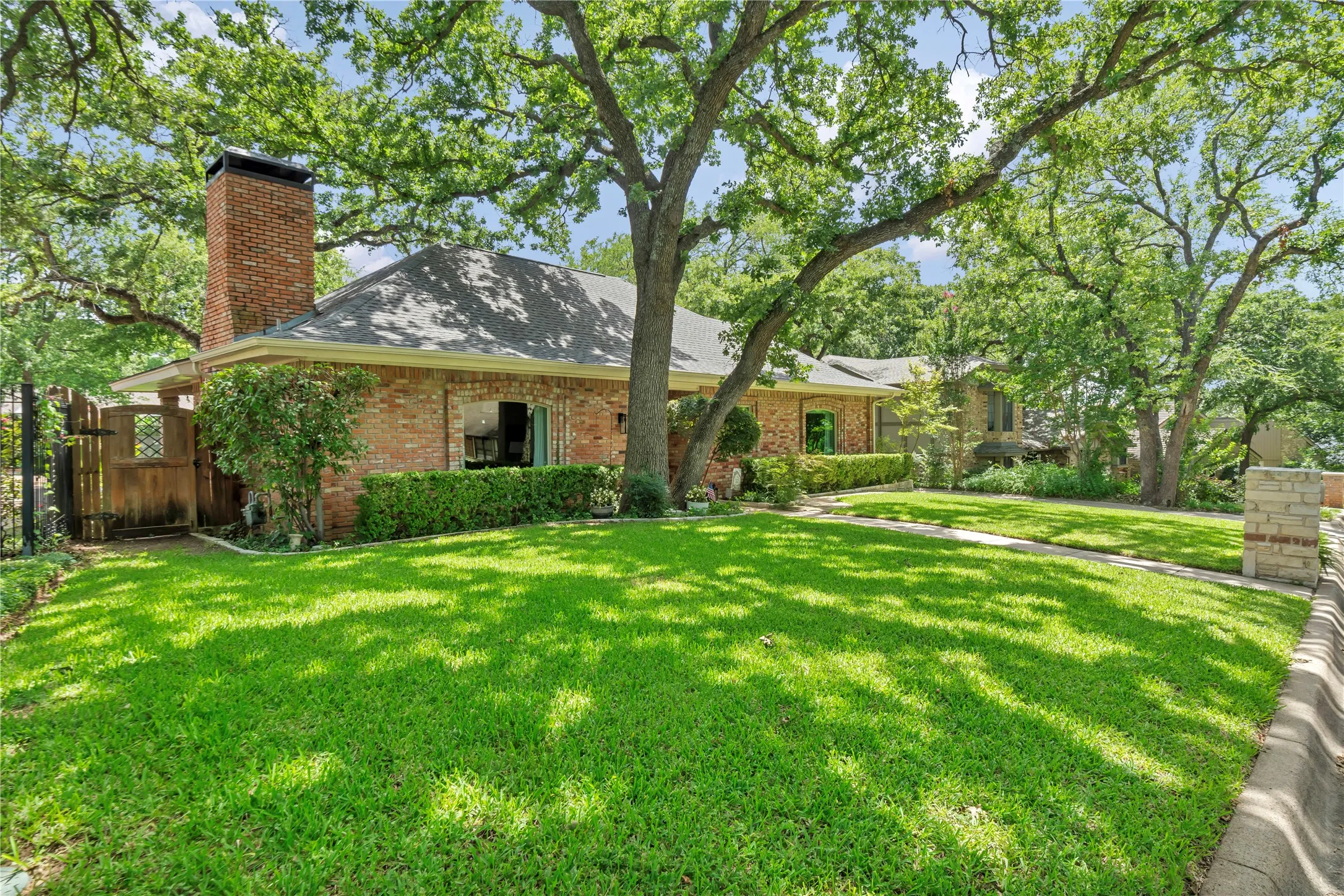 Single Family Residence For Sale in Tarrant County , 1830 Rhinevalley Drive, Arlington, Texas 76012, 3 Bedroom, 3 Bathroom, 2 Garage spaces, 2,482 Sqft, built in 1978, mls#21319167, Real Estate Agent in Arlington, Homes For Sale in Tarrant county, Homes For Sale in Arlington, Realtor in Arlington Texas, Real Estate Brokerage Independent Realty Texas, Luminita Cordes Realtor