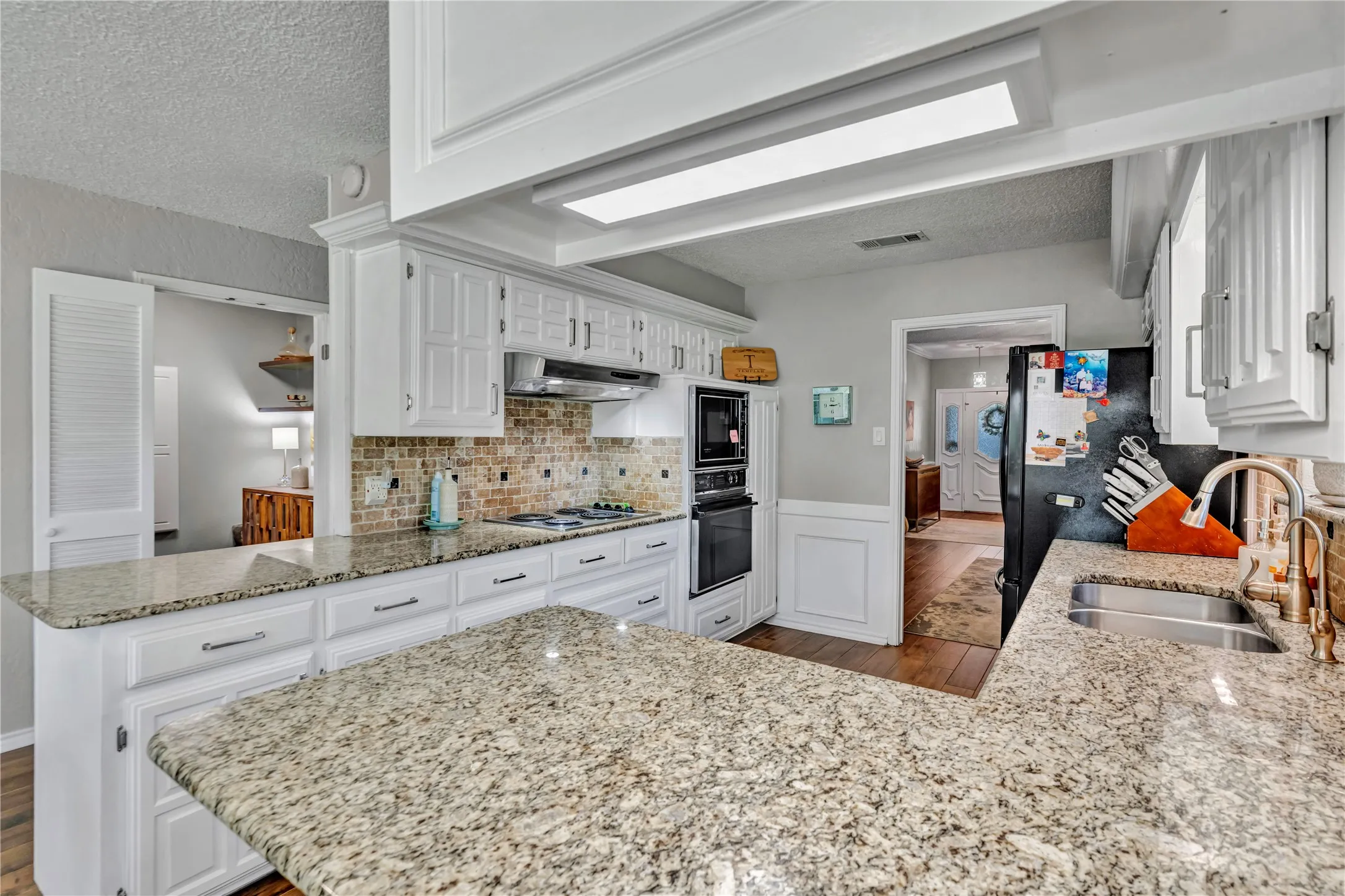 Single Family Residence For Sale in Tarrant County , 1830 Rhinevalley Drive, Arlington, Texas 76012, 3 Bedroom, 3 Bathroom, 2 Garage spaces, 2,482 Sqft, built in 1978, mls#21319167, Real Estate Agent in Arlington, Homes For Sale in Tarrant county, Homes For Sale in Arlington, Realtor in Arlington Texas, Real Estate Brokerage Independent Realty Texas, Luminita Cordes Realtor