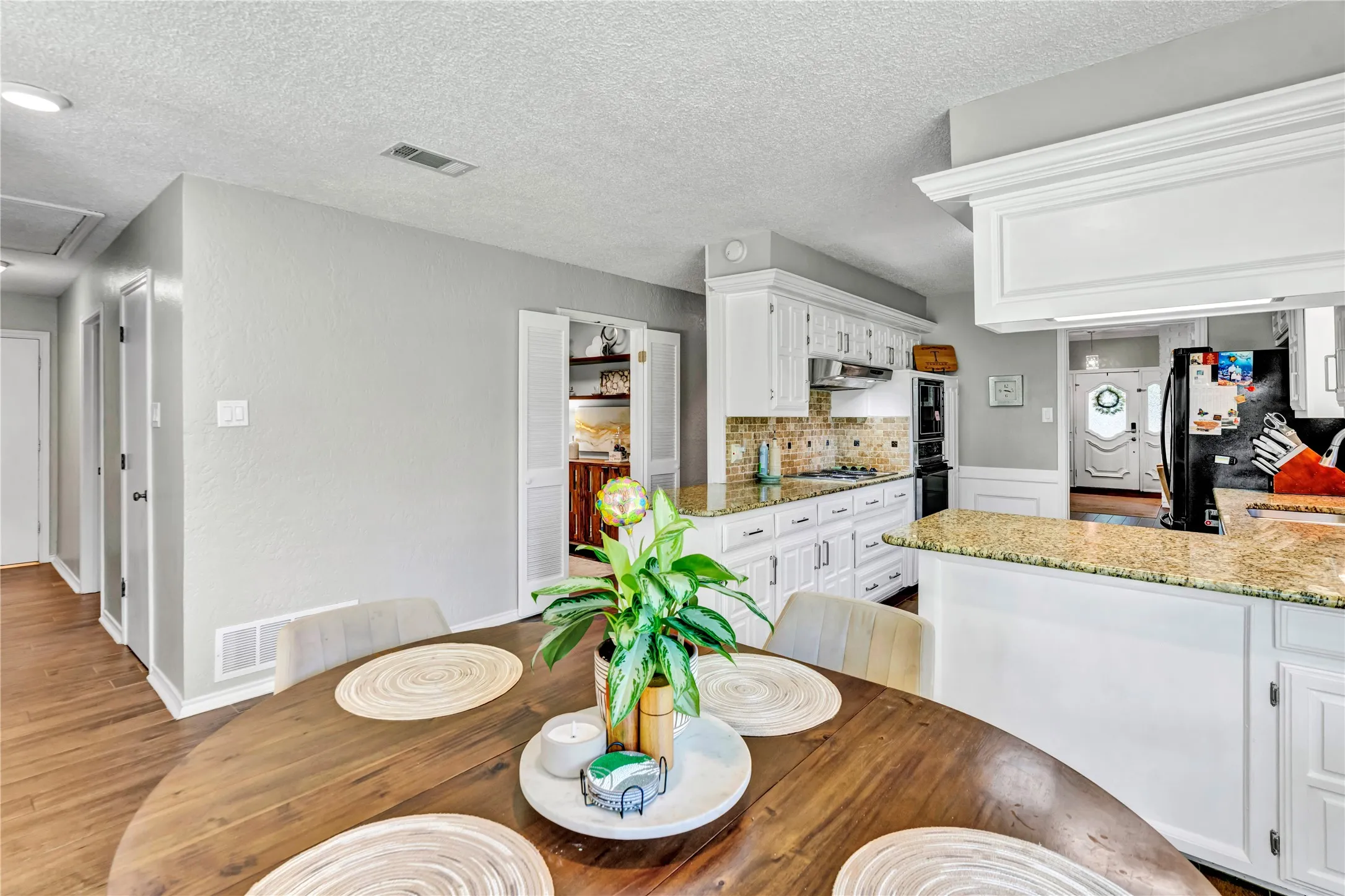 Single Family Residence For Sale in Tarrant County , 1830 Rhinevalley Drive, Arlington, Texas 76012, 3 Bedroom, 3 Bathroom, 2 Garage spaces, 2,482 Sqft, built in 1978, mls#21319167, Real Estate Agent in Arlington, Homes For Sale in Tarrant county, Homes For Sale in Arlington, Realtor in Arlington Texas, Real Estate Brokerage Independent Realty Texas, Luminita Cordes Realtor