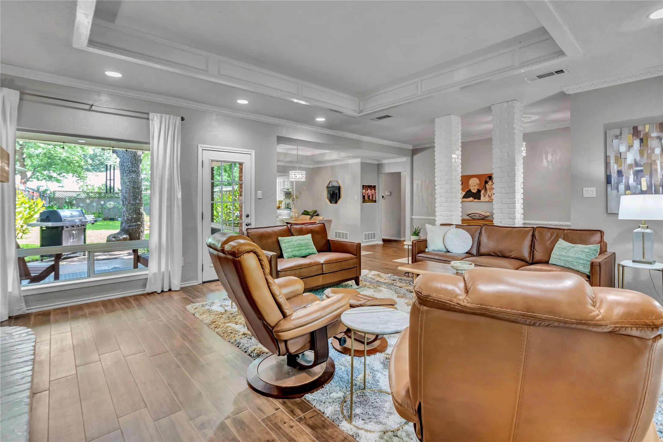 Single Family Residence For Sale in Tarrant County , 1830 Rhinevalley Drive, Arlington, Texas 76012, 3 Bedroom, 3 Bathroom, 2 Garage spaces, 2,482 Sqft, built in 1978, mls#21319167, Real Estate Agent in Arlington, Homes For Sale in Tarrant county, Homes For Sale in Arlington, Realtor in Arlington Texas, Real Estate Brokerage Independent Realty Texas, Luminita Cordes Realtor