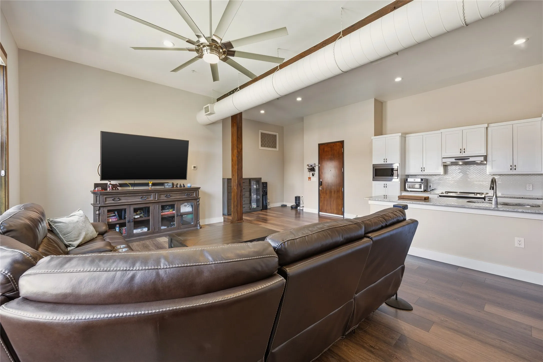 Condominium For Sale in Dallas County , 2502 Live Oak Street 235, Dallas, Texas 75204, 2 Bedroom, 2 Bathroom, 2 Garage spaces, 1,398 Sqft, built in 1998, mls#21320989, Real Estate Agent in Dallas, Homes For Sale in Dallas county, Homes For Sale in Dallas, Realtor in Dallas Texas, Real Estate Brokerage Independent Realty Texas, Luminita Cordes Realtor
