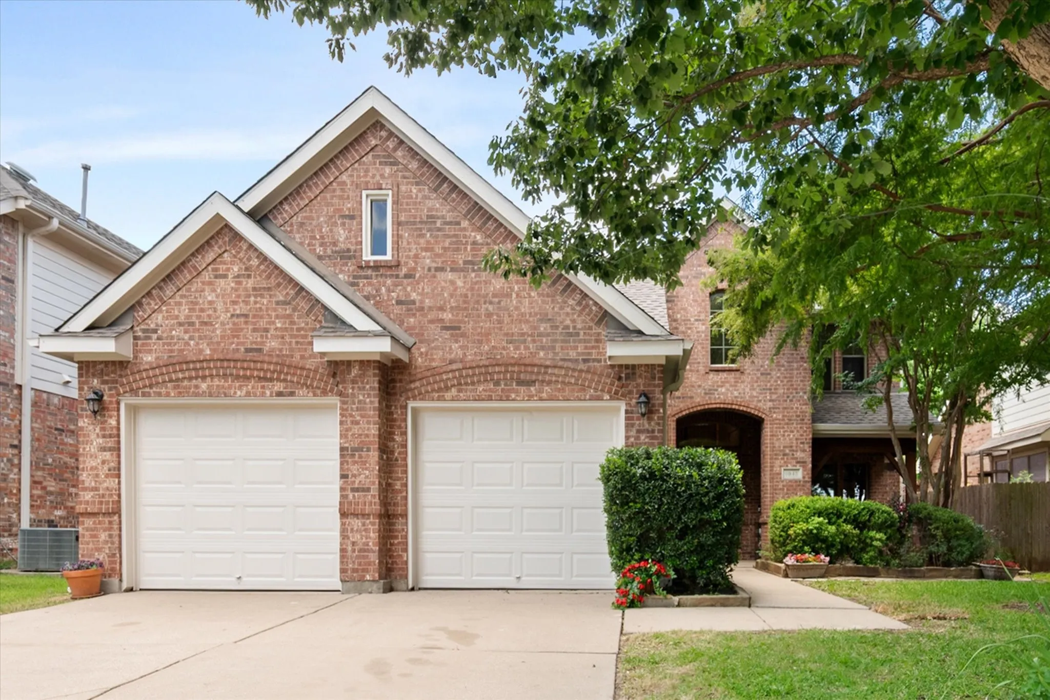 Single Family Residence For Sale in Tarrant County , 6945 Shoreview Drive, Grand Prairie, Texas 75054, 3 Bedroom, 3 Bathroom, 2 Garage spaces, 2,832 Sqft, built in 2004, mls#21316739, Real Estate Agent in Grand Prairie, Homes For Sale in Tarrant county, Homes For Sale in Grand Prairie, Realtor in Grand Prairie Texas, Real Estate Brokerage Independent Realty Texas, Luminita Cordes Realtor