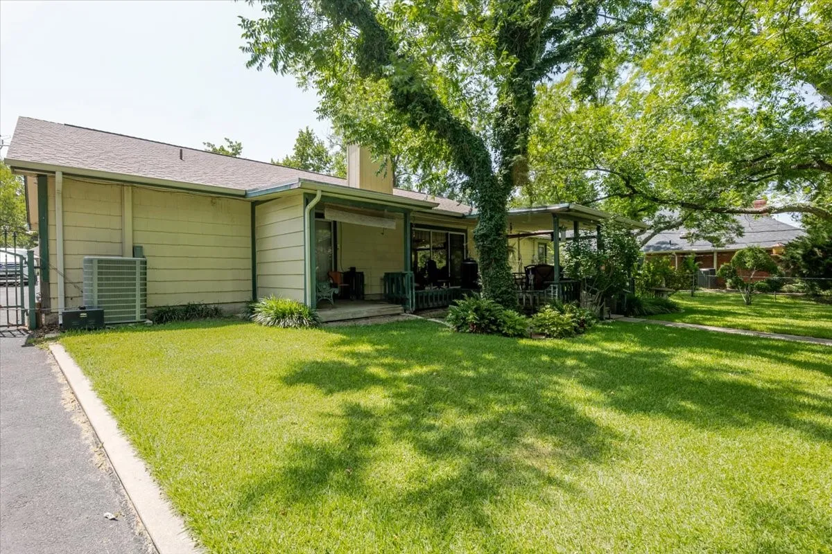 Single Family Residence For Sale in Hood County , 3908 Bandera Drive, De Cordova, Texas 76049, 3 Bedroom, 3 Bathroom, 2 Garage spaces, 1,994 Sqft, built in 1986, mls#21320948, Real Estate Agent in De Cordova, Homes For Sale in Hood county, Homes For Sale in De Cordova, Realtor in De Cordova Texas, Real Estate Brokerage Independent Realty Texas, Luminita Cordes Realtor