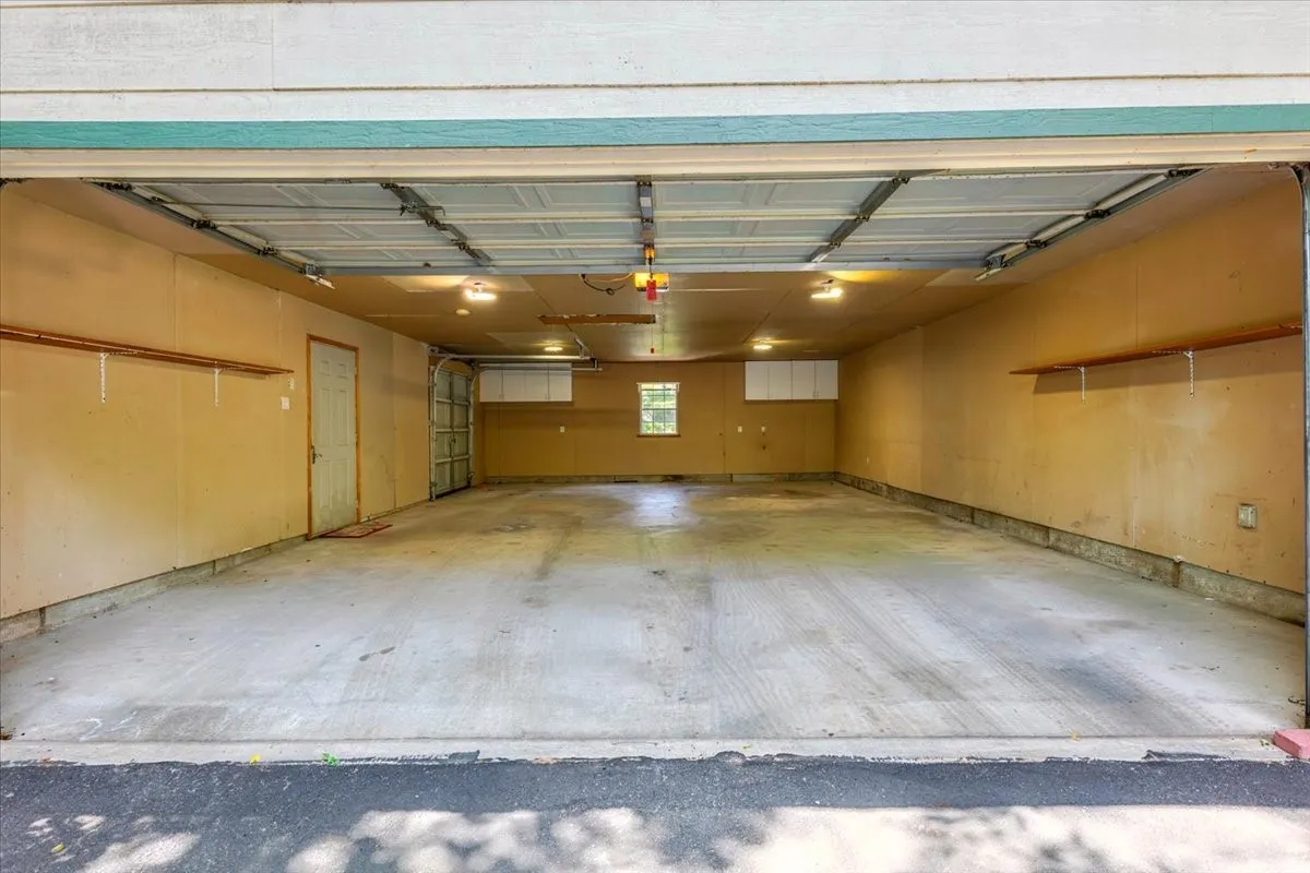 Single Family Residence For Sale in Hood County , 3908 Bandera Drive, De Cordova, Texas 76049, 3 Bedroom, 3 Bathroom, 2 Garage spaces, 1,994 Sqft, built in 1986, mls#21320948, Real Estate Agent in De Cordova, Homes For Sale in Hood county, Homes For Sale in De Cordova, Realtor in De Cordova Texas, Real Estate Brokerage Independent Realty Texas, Luminita Cordes Realtor