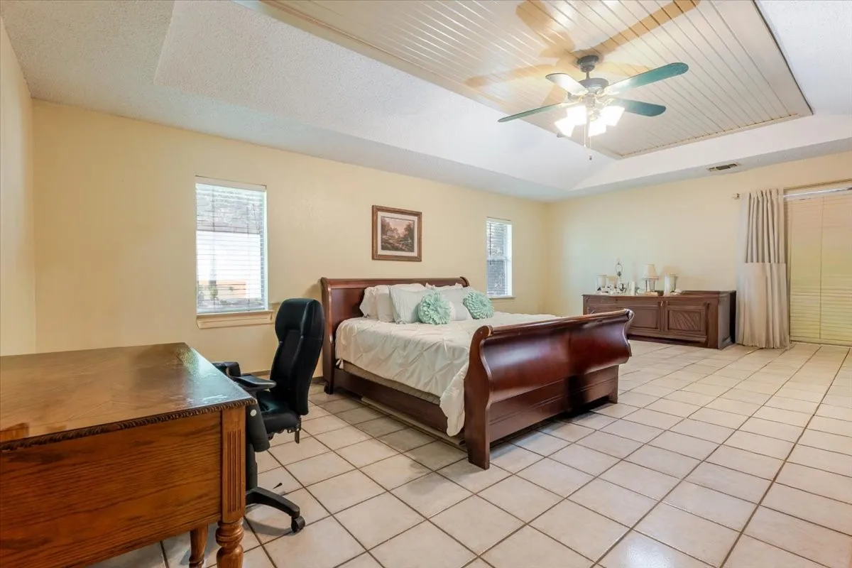 Single Family Residence For Sale in Hood County , 3908 Bandera Drive, De Cordova, Texas 76049, 3 Bedroom, 3 Bathroom, 2 Garage spaces, 1,994 Sqft, built in 1986, mls#21320948, Real Estate Agent in De Cordova, Homes For Sale in Hood county, Homes For Sale in De Cordova, Realtor in De Cordova Texas, Real Estate Brokerage Independent Realty Texas, Luminita Cordes Realtor