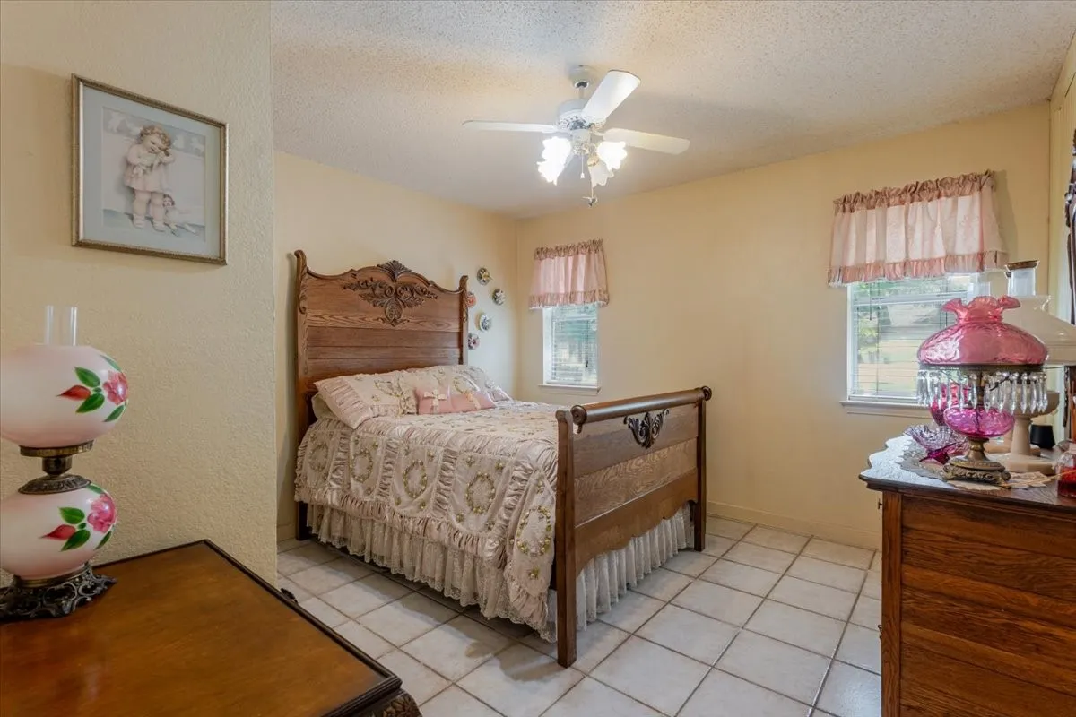 Single Family Residence For Sale in Hood County , 3908 Bandera Drive, De Cordova, Texas 76049, 3 Bedroom, 3 Bathroom, 2 Garage spaces, 1,994 Sqft, built in 1986, mls#21320948, Real Estate Agent in De Cordova, Homes For Sale in Hood county, Homes For Sale in De Cordova, Realtor in De Cordova Texas, Real Estate Brokerage Independent Realty Texas, Luminita Cordes Realtor
