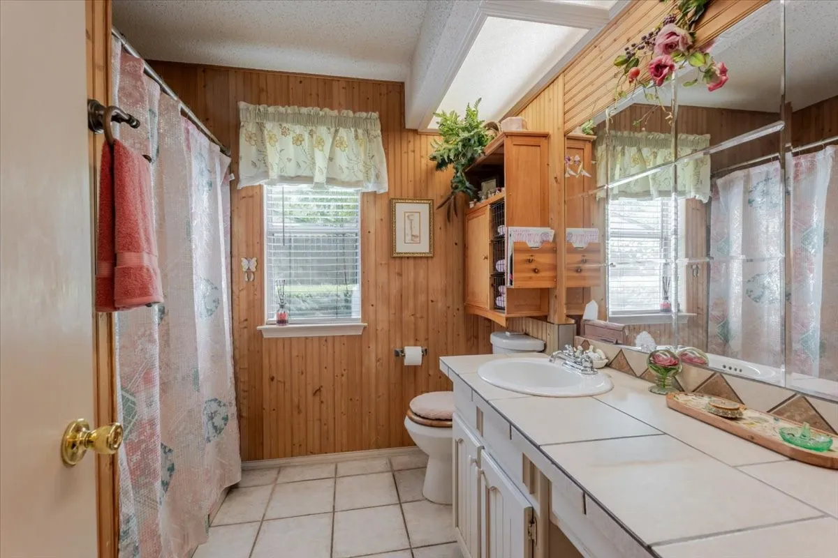 Single Family Residence For Sale in Hood County , 3908 Bandera Drive, De Cordova, Texas 76049, 3 Bedroom, 3 Bathroom, 2 Garage spaces, 1,994 Sqft, built in 1986, mls#21320948, Real Estate Agent in De Cordova, Homes For Sale in Hood county, Homes For Sale in De Cordova, Realtor in De Cordova Texas, Real Estate Brokerage Independent Realty Texas, Luminita Cordes Realtor