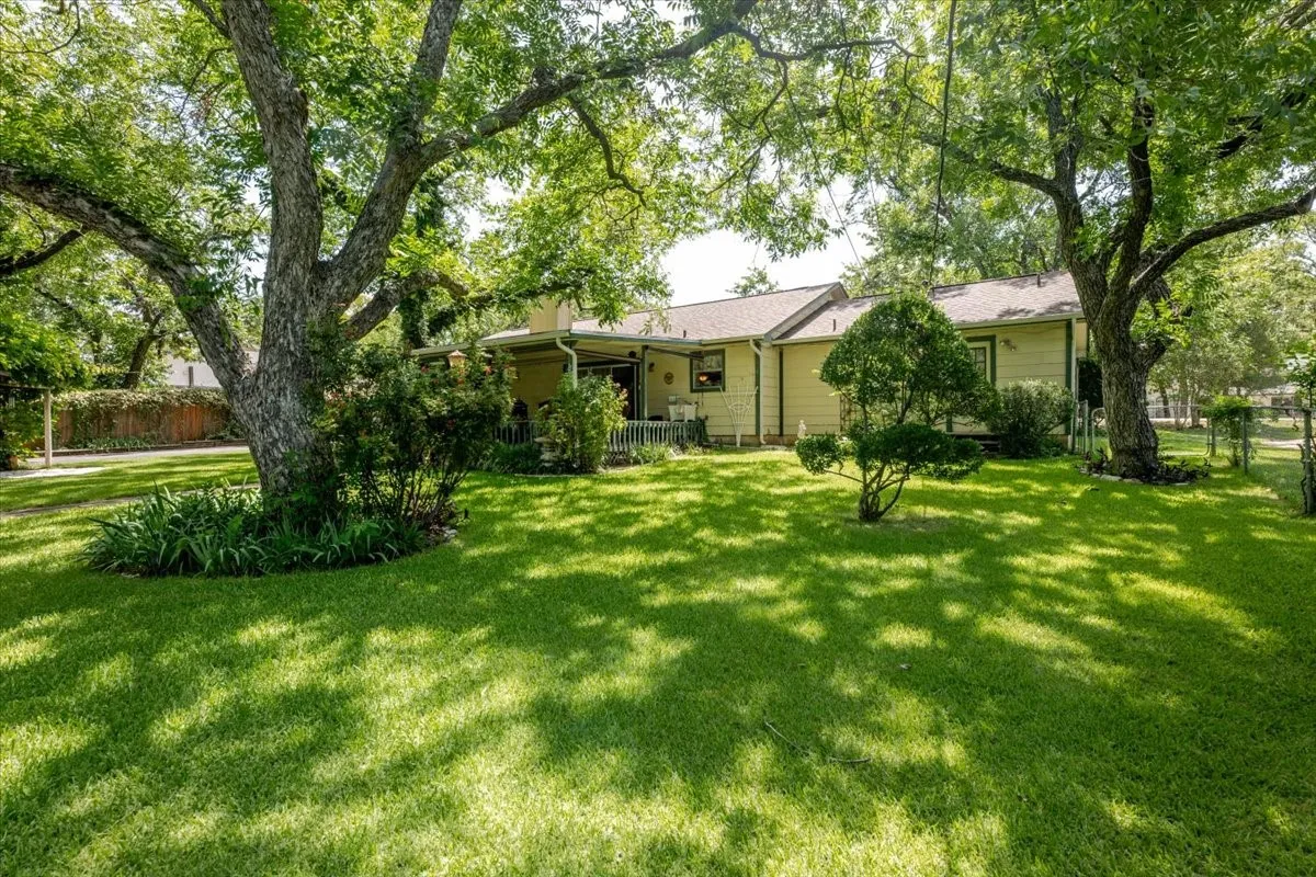 Single Family Residence For Sale in Hood County , 3908 Bandera Drive, De Cordova, Texas 76049, 3 Bedroom, 3 Bathroom, 2 Garage spaces, 1,994 Sqft, built in 1986, mls#21320948, Real Estate Agent in De Cordova, Homes For Sale in Hood county, Homes For Sale in De Cordova, Realtor in De Cordova Texas, Real Estate Brokerage Independent Realty Texas, Luminita Cordes Realtor