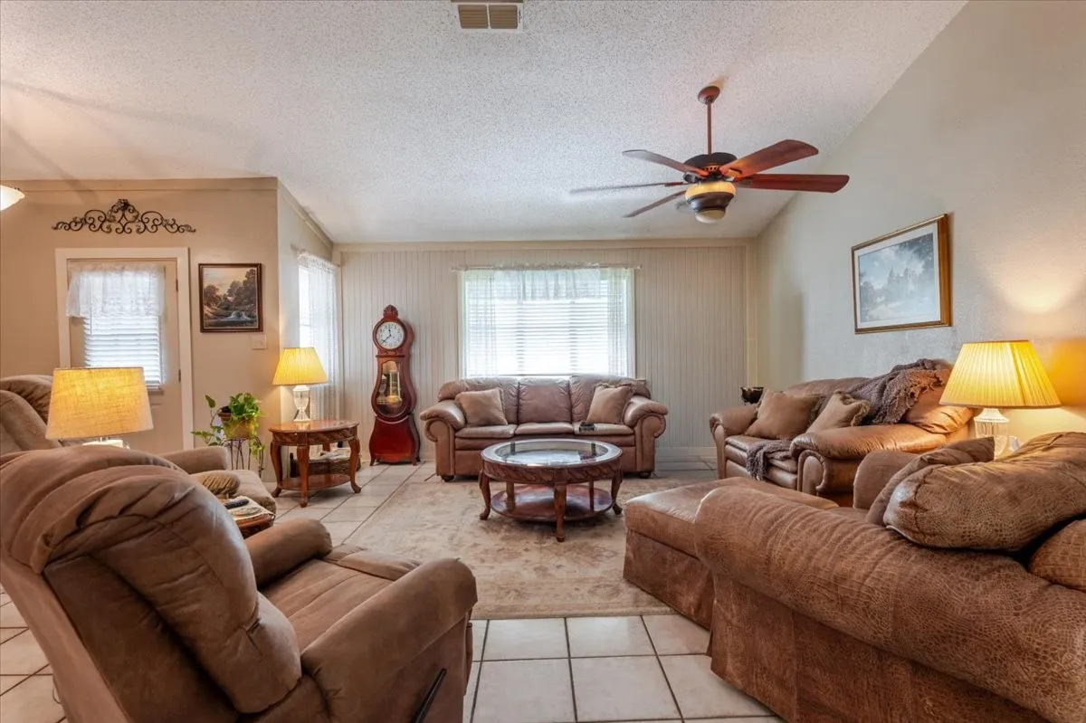 Single Family Residence For Sale in Hood County , 3908 Bandera Drive, De Cordova, Texas 76049, 3 Bedroom, 3 Bathroom, 2 Garage spaces, 1,994 Sqft, built in 1986, mls#21320948, Real Estate Agent in De Cordova, Homes For Sale in Hood county, Homes For Sale in De Cordova, Realtor in De Cordova Texas, Real Estate Brokerage Independent Realty Texas, Luminita Cordes Realtor