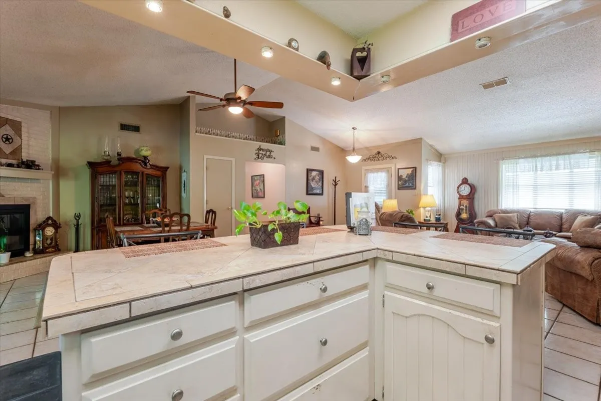 Single Family Residence For Sale in Hood County , 3908 Bandera Drive, De Cordova, Texas 76049, 3 Bedroom, 3 Bathroom, 2 Garage spaces, 1,994 Sqft, built in 1986, mls#21320948, Real Estate Agent in De Cordova, Homes For Sale in Hood county, Homes For Sale in De Cordova, Realtor in De Cordova Texas, Real Estate Brokerage Independent Realty Texas, Luminita Cordes Realtor