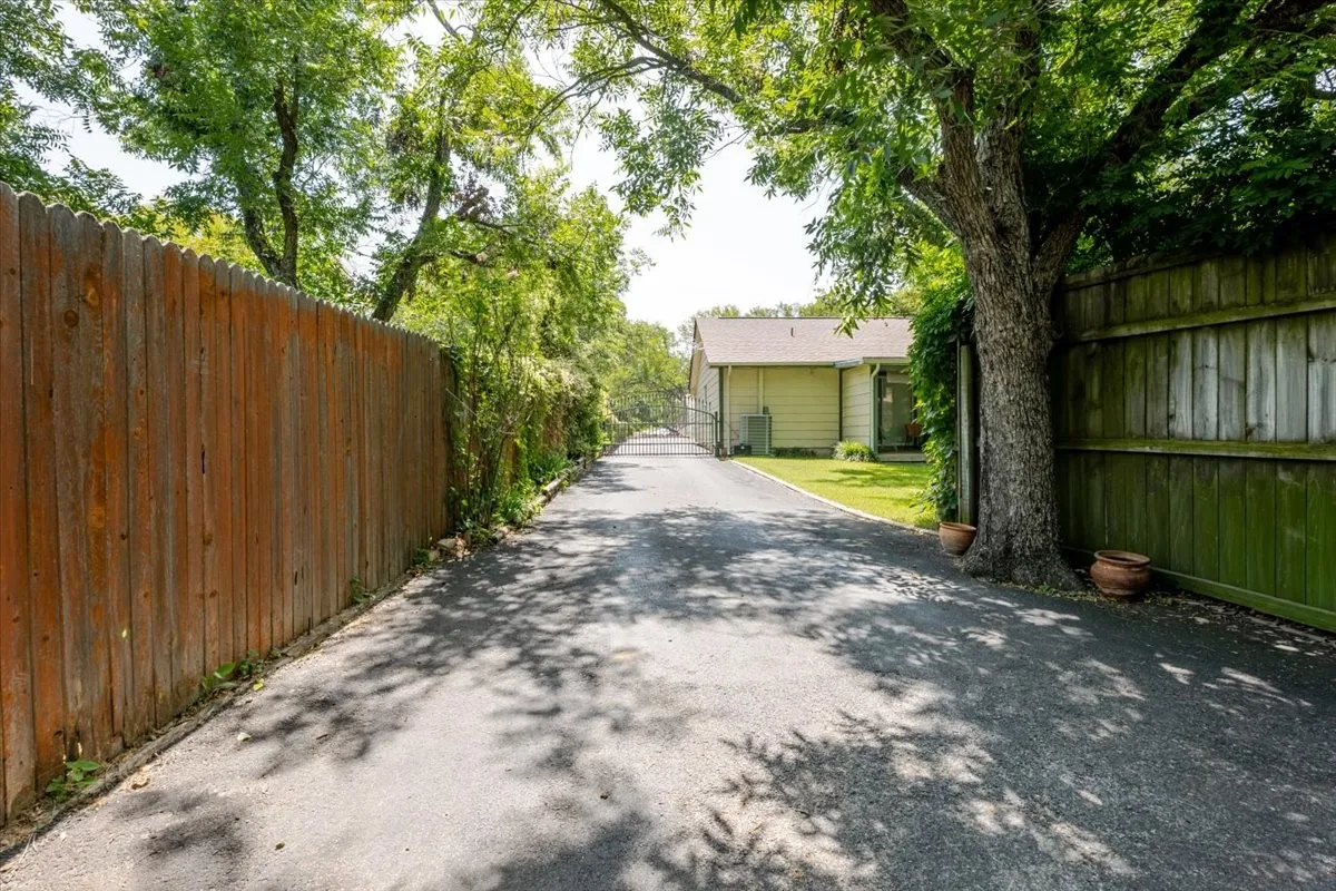 Single Family Residence For Sale in Hood County , 3908 Bandera Drive, De Cordova, Texas 76049, 3 Bedroom, 3 Bathroom, 2 Garage spaces, 1,994 Sqft, built in 1986, mls#21320948, Real Estate Agent in De Cordova, Homes For Sale in Hood county, Homes For Sale in De Cordova, Realtor in De Cordova Texas, Real Estate Brokerage Independent Realty Texas, Luminita Cordes Realtor