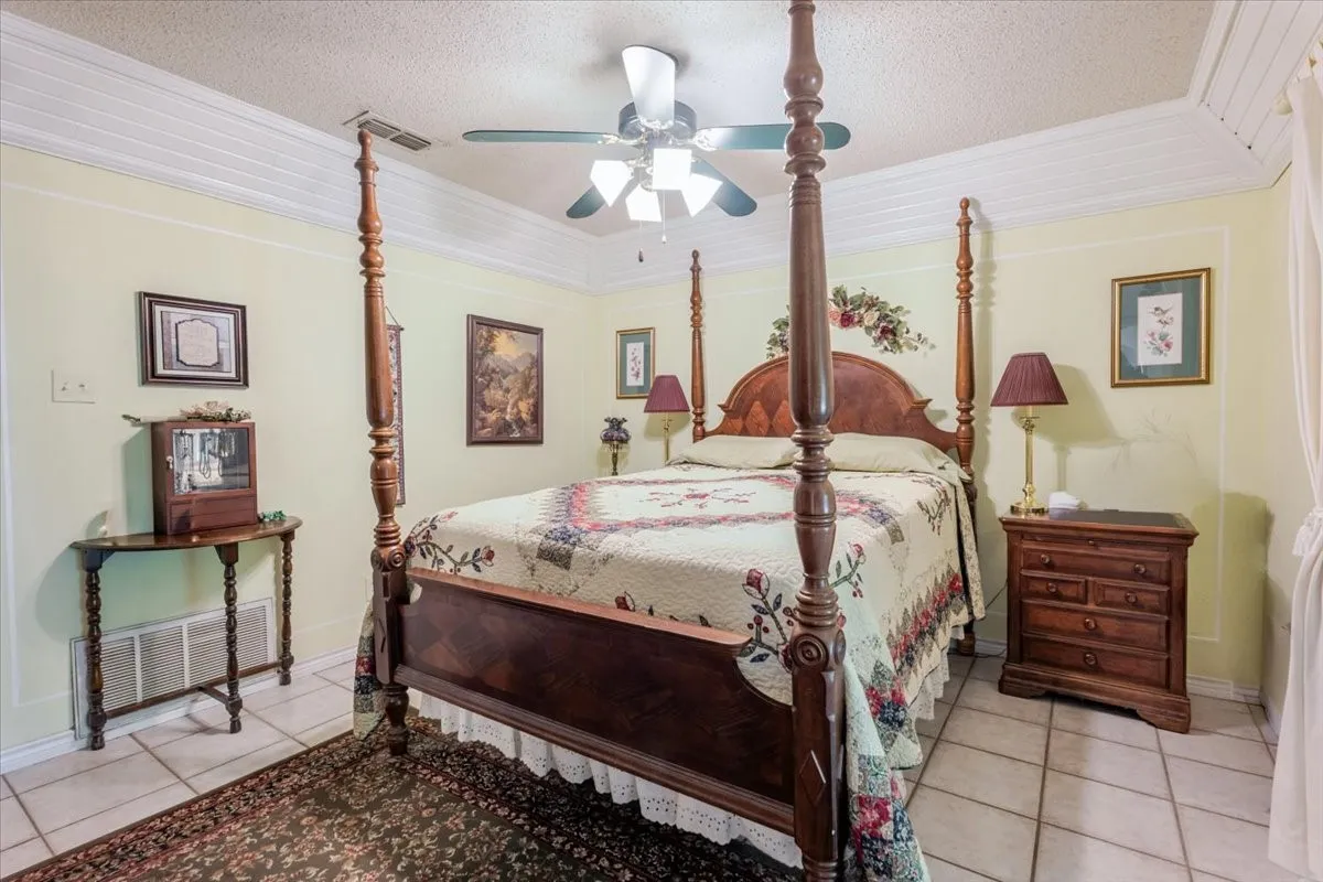 Single Family Residence For Sale in Hood County , 3908 Bandera Drive, De Cordova, Texas 76049, 3 Bedroom, 3 Bathroom, 2 Garage spaces, 1,994 Sqft, built in 1986, mls#21320948, Real Estate Agent in De Cordova, Homes For Sale in Hood county, Homes For Sale in De Cordova, Realtor in De Cordova Texas, Real Estate Brokerage Independent Realty Texas, Luminita Cordes Realtor