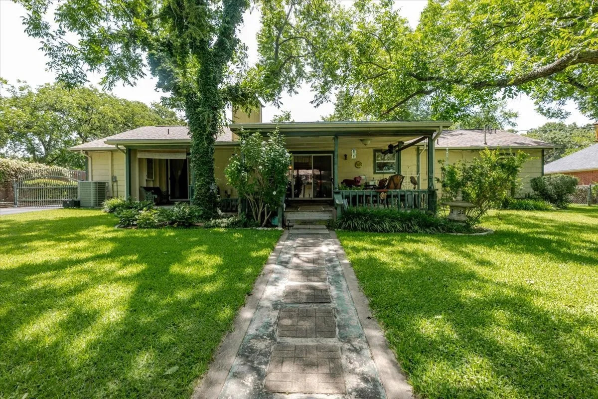 Single Family Residence For Sale in Hood County , 3908 Bandera Drive, De Cordova, Texas 76049, 3 Bedroom, 3 Bathroom, 2 Garage spaces, 1,994 Sqft, built in 1986, mls#21320948, Real Estate Agent in De Cordova, Homes For Sale in Hood county, Homes For Sale in De Cordova, Realtor in De Cordova Texas, Real Estate Brokerage Independent Realty Texas, Luminita Cordes Realtor
