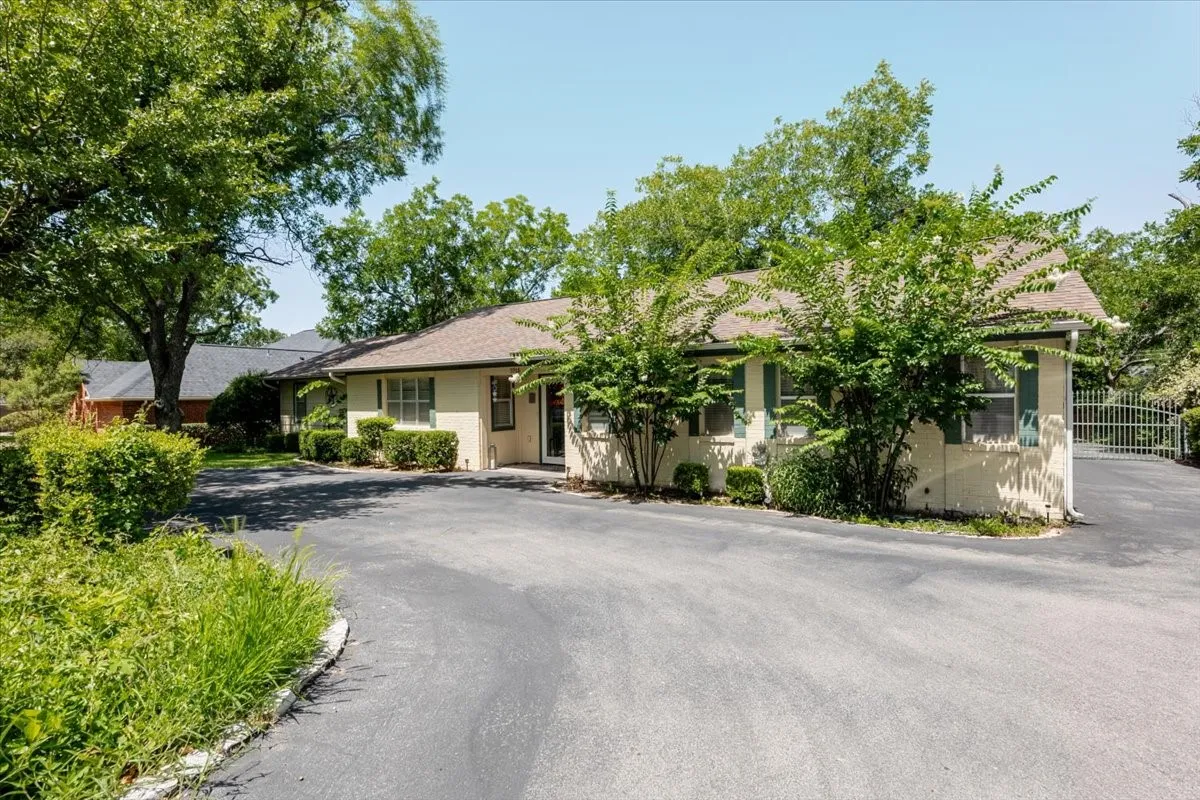 Single Family Residence For Sale in Hood County , 3908 Bandera Drive, De Cordova, Texas 76049, 3 Bedroom, 3 Bathroom, 2 Garage spaces, 1,994 Sqft, built in 1986, mls#21320948, Real Estate Agent in De Cordova, Homes For Sale in Hood county, Homes For Sale in De Cordova, Realtor in De Cordova Texas, Real Estate Brokerage Independent Realty Texas, Luminita Cordes Realtor