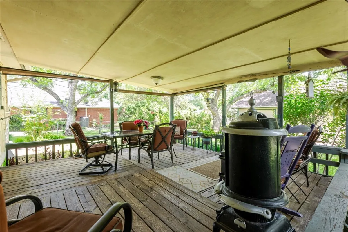 Single Family Residence For Sale in Hood County , 3908 Bandera Drive, De Cordova, Texas 76049, 3 Bedroom, 3 Bathroom, 2 Garage spaces, 1,994 Sqft, built in 1986, mls#21320948, Real Estate Agent in De Cordova, Homes For Sale in Hood county, Homes For Sale in De Cordova, Realtor in De Cordova Texas, Real Estate Brokerage Independent Realty Texas, Luminita Cordes Realtor