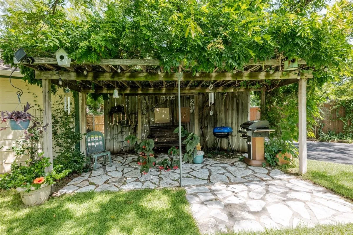 Single Family Residence For Sale in Hood County , 3908 Bandera Drive, De Cordova, Texas 76049, 3 Bedroom, 3 Bathroom, 2 Garage spaces, 1,994 Sqft, built in 1986, mls#21320948, Real Estate Agent in De Cordova, Homes For Sale in Hood county, Homes For Sale in De Cordova, Realtor in De Cordova Texas, Real Estate Brokerage Independent Realty Texas, Luminita Cordes Realtor
