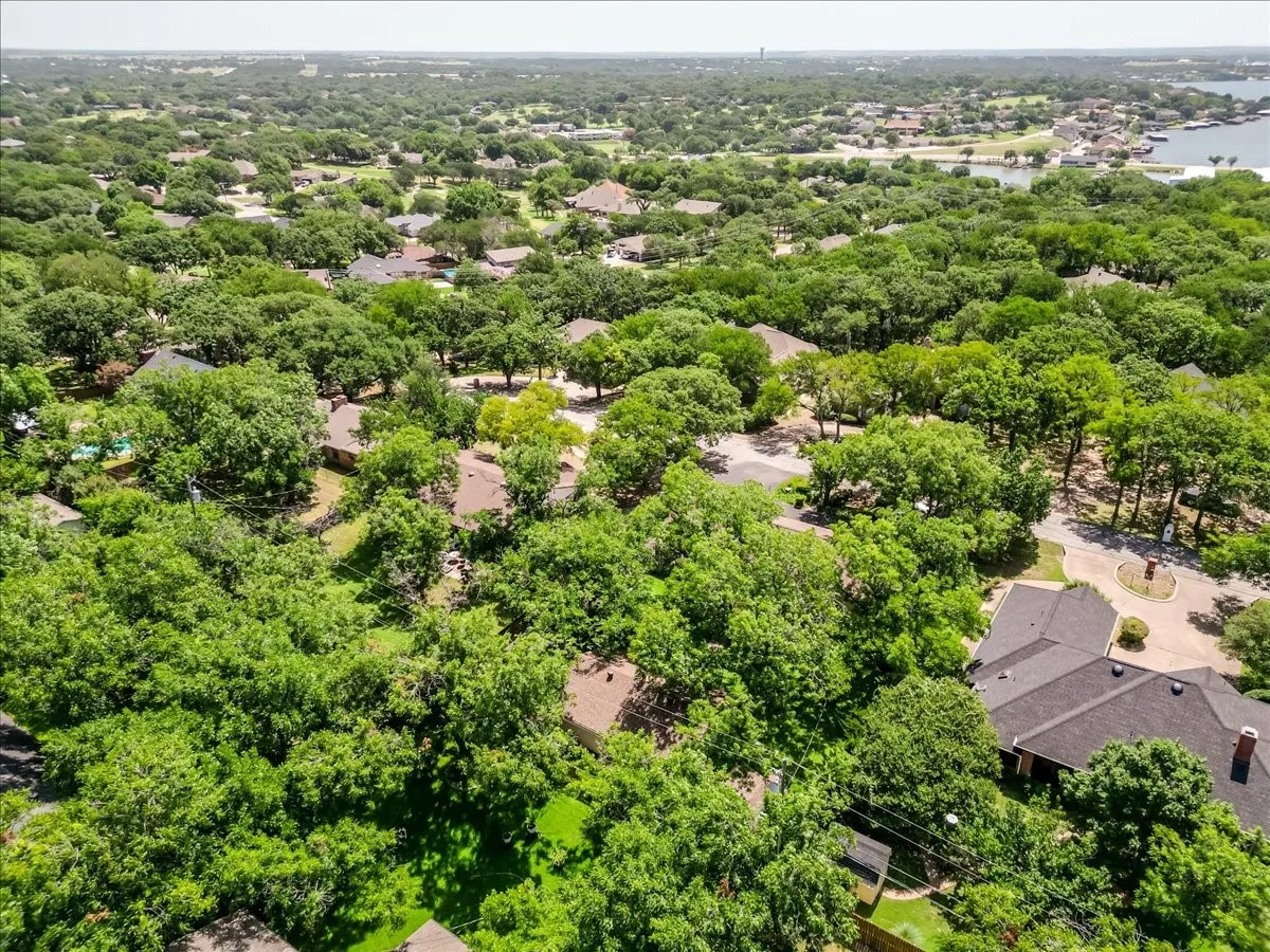 Single Family Residence For Sale in Hood County , 3908 Bandera Drive, De Cordova, Texas 76049, 3 Bedroom, 3 Bathroom, 2 Garage spaces, 1,994 Sqft, built in 1986, mls#21320948, Real Estate Agent in De Cordova, Homes For Sale in Hood county, Homes For Sale in De Cordova, Realtor in De Cordova Texas, Real Estate Brokerage Independent Realty Texas, Luminita Cordes Realtor