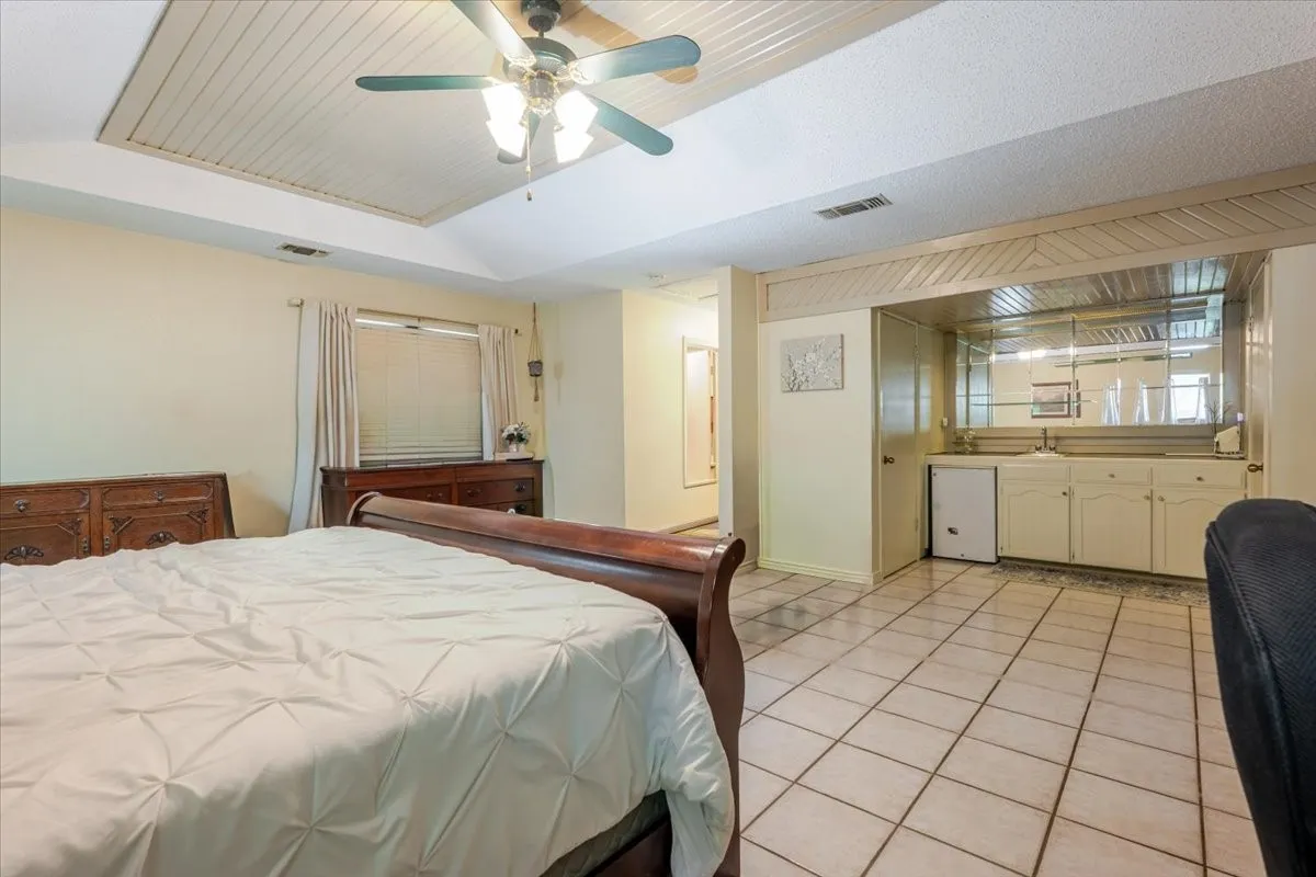 Single Family Residence For Sale in Hood County , 3908 Bandera Drive, De Cordova, Texas 76049, 3 Bedroom, 3 Bathroom, 2 Garage spaces, 1,994 Sqft, built in 1986, mls#21320948, Real Estate Agent in De Cordova, Homes For Sale in Hood county, Homes For Sale in De Cordova, Realtor in De Cordova Texas, Real Estate Brokerage Independent Realty Texas, Luminita Cordes Realtor
