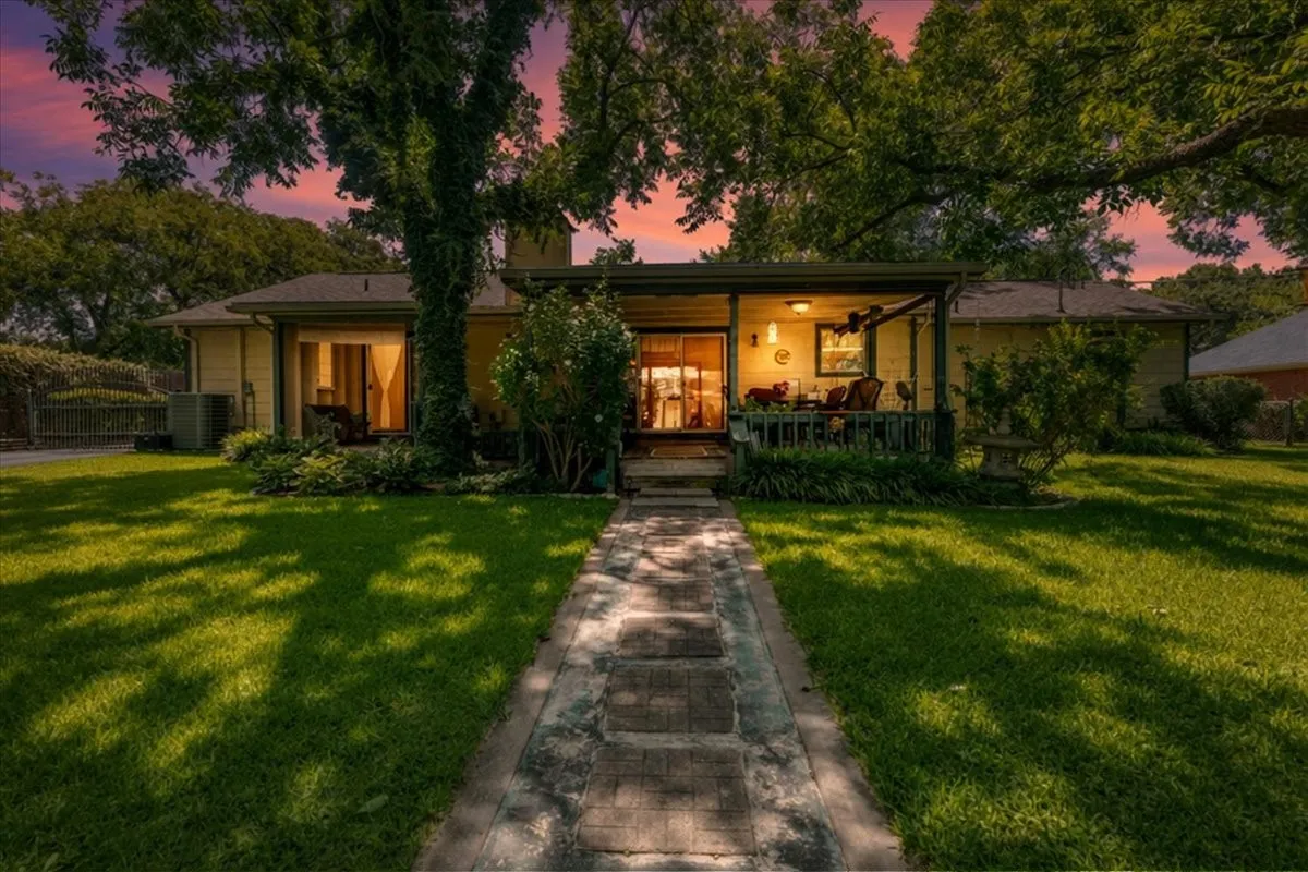 Single Family Residence For Sale in Hood County , 3908 Bandera Drive, De Cordova, Texas 76049, 3 Bedroom, 3 Bathroom, 2 Garage spaces, 1,994 Sqft, built in 1986, mls#21320948, Real Estate Agent in De Cordova, Homes For Sale in Hood county, Homes For Sale in De Cordova, Realtor in De Cordova Texas, Real Estate Brokerage Independent Realty Texas, Luminita Cordes Realtor