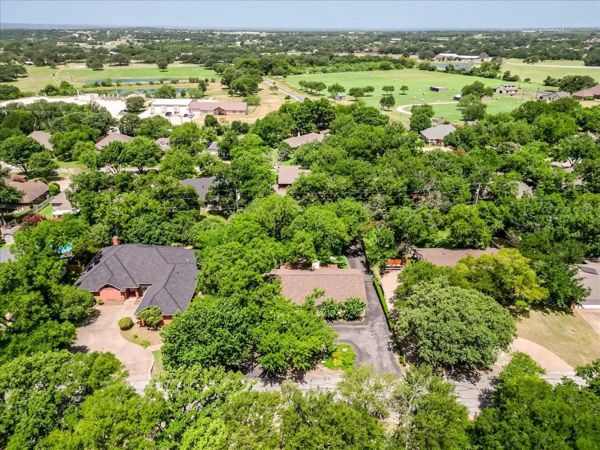 Single Family Residence For Sale in Hood County , 3908 Bandera Drive, De Cordova, Texas 76049, 3 Bedroom, 3 Bathroom, 2 Garage spaces, 1,994 Sqft, built in 1986, mls#21320948, Real Estate Agent in De Cordova, Homes For Sale in Hood county, Homes For Sale in De Cordova, Realtor in De Cordova Texas, Real Estate Brokerage Independent Realty Texas, Luminita Cordes Realtor