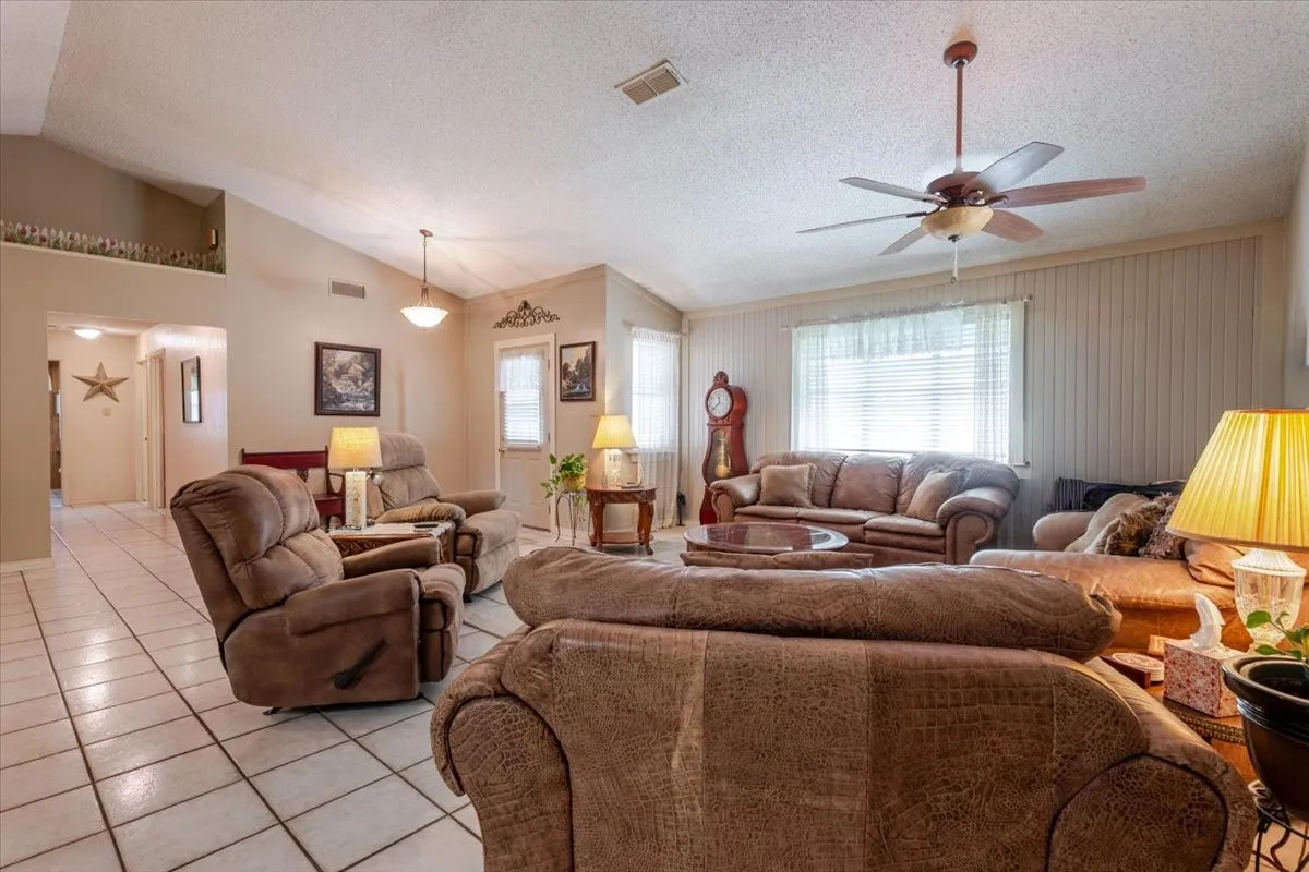 Single Family Residence For Sale in Hood County , 3908 Bandera Drive, De Cordova, Texas 76049, 3 Bedroom, 3 Bathroom, 2 Garage spaces, 1,994 Sqft, built in 1986, mls#21320948, Real Estate Agent in De Cordova, Homes For Sale in Hood county, Homes For Sale in De Cordova, Realtor in De Cordova Texas, Real Estate Brokerage Independent Realty Texas, Luminita Cordes Realtor