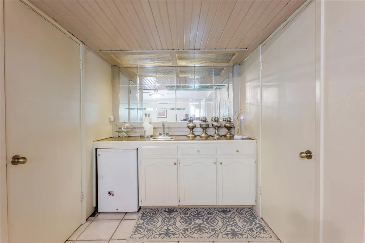 Single Family Residence For Sale in Hood County , 3908 Bandera Drive, De Cordova, Texas 76049, 3 Bedroom, 3 Bathroom, 2 Garage spaces, 1,994 Sqft, built in 1986, mls#21320948, Real Estate Agent in De Cordova, Homes For Sale in Hood county, Homes For Sale in De Cordova, Realtor in De Cordova Texas, Real Estate Brokerage Independent Realty Texas, Luminita Cordes Realtor