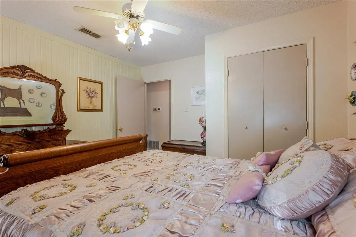 Single Family Residence For Sale in Hood County , 3908 Bandera Drive, De Cordova, Texas 76049, 3 Bedroom, 3 Bathroom, 2 Garage spaces, 1,994 Sqft, built in 1986, mls#21320948, Real Estate Agent in De Cordova, Homes For Sale in Hood county, Homes For Sale in De Cordova, Realtor in De Cordova Texas, Real Estate Brokerage Independent Realty Texas, Luminita Cordes Realtor