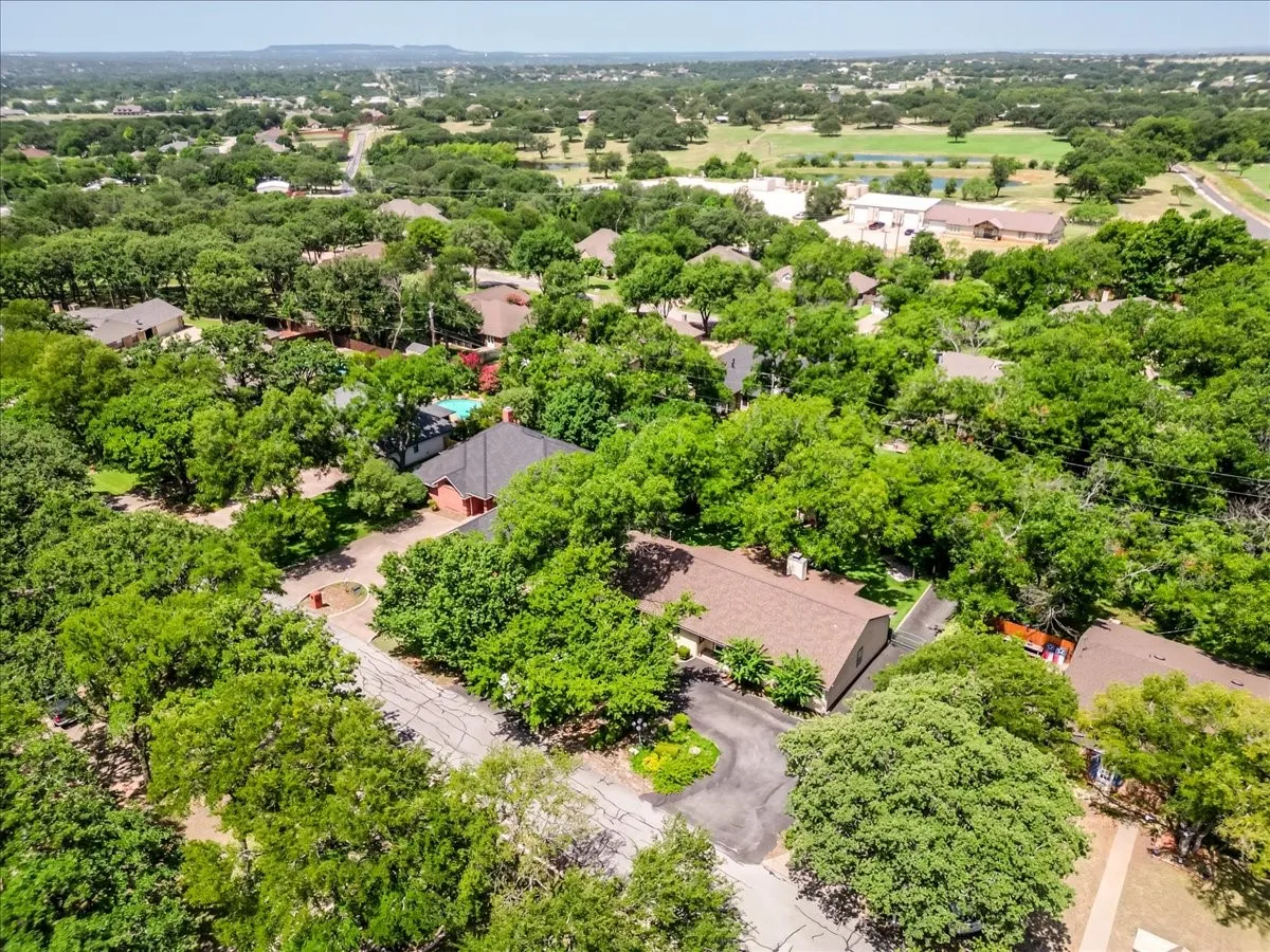 Single Family Residence For Sale in Hood County , 3908 Bandera Drive, De Cordova, Texas 76049, 3 Bedroom, 3 Bathroom, 2 Garage spaces, 1,994 Sqft, built in 1986, mls#21320948, Real Estate Agent in De Cordova, Homes For Sale in Hood county, Homes For Sale in De Cordova, Realtor in De Cordova Texas, Real Estate Brokerage Independent Realty Texas, Luminita Cordes Realtor